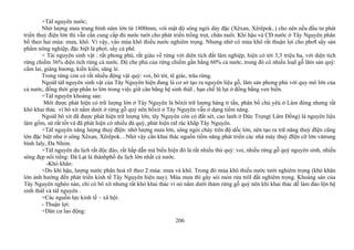 +TàI nguyên nước;
Nhờ lượng mưa trung bình năm lớn từ 1800mm, với mật độ sông ngòi dày đặc (Xêxan, Xêrêpok..) cho nên nếu đầu tư phát
triển thuỷ điện lớn thì vẫn cần cung cấp đủ nước tưới cho phát triển trồng trọt, chăn nuôi. Khí hậu và CĐ nước ở Tây Nguyên phân
bố theo hai mùa: mưa, khô. Vì vậy, vào mùa khô thiếu nước nghiêm trọng. Nhưng nhờ có mùa khô rất thuận lợi cho phơI sấy sản
phẩm nông nghiệp, đặc biệt là phơi, sấy cà phê.
+ Tài nguyên sinh vật : rất phong phú, rất giàu về rừng với diên tích đất lâm nghiệp, hiện có tới 3,3 triệu ha, với diện tích
rừng chiếm 36% diện tích rừng cả nước. Độ che phủ của rừng chiếm gần bằng 60% cả nước, trong đó có nhiều loạI gỗ lâm sản quý:
cẩm lai, giáng hương, kiền kiền, săng lẻ.
Trong rừng còn có rất nhiều động vật quý: voi, bò tót, tê giác, trâu rừng.
NgoàI tàI nguyên sinh vật của Tây Nguyên hiện đang là cơ sở tạo ra nguyên liệu gỗ, lâm sản phong phú với quy mô lớn của
cả nước, đồng thời góp phần to lớn trong việc giữ cân bằng hệ sinh tháI , hạn chế lũ lụt ở đồng bằng ven biển.
+TàI nguyên khoáng sản:
Mới được phát hiện có trữ lượng lớn ở Tây Nguyên là bôxít trữ lượng hàng tỉ tấn, phân bố chủ yêú ở Lâm đòng nhưng rất
khó khai thác vì bô xit nằm dưới ở rừng gỗ quý nên bốxit ở Tây Nguyên vẫn ở dạng tiềm năng.
NgoàI bô xít đã được phát hiện trữ lượng lớn, tây Nguyên còn có đất sét, cao lanh ở Đức Trọng( Lâm Đồng) là nguyên liệu
làm gốm, sứ rất tốt và đã phát hiện có nhiều đá quý, phát hiện rảI rác khắp Tây Nguyên.
+TàI nguyên năng lượng thuỷ đIện: nhờ lượng mưa lớn, sông ngòi chảy trên độ dốc lớn, nên tạo ra trữ năng thuỷ đIện cũng
lớn đặc biệt như ở sông Xêxan, Xêrêpok…Nhờ vậy cần khai thác nguồn tiềm năng phát triển các nhà máy thuỷ đIện cỡ lớn vàtrung
bình Ialy, Đa Nhim.
+TàI nguyên du lịch rất độc đáo, rất hấp dẫn mà biểu hiện đó là rất nhiều thú quý: voi, nhiều rừng gỗ quý nguyên sinh, nhiều
sông đẹp nổi tiếng: Đà Lạt là thànhphố du lịch lớn nhất cả nước.
-Khó khăn:
+Do khí hậu, lượng nước phân hoá rõ theo 2 mùa: mưa và khô. Trong đó mùa khô thiếu nước tưới nghiêm trọng (khó khăn
lớn ảnh hưởng đến phát triển kinh tế Tây Nguyên hiện nay). Mùa mưa thì gây sói mòn rửa trôI đất nghiêm trọng. Khoáng sản của
Tây Nguyên nghèo nàn, chỉ có bô xít nhưng rất khó khai thác vì nó nằm dưới thảm rừng gỗ quý nên khi khai thác dễ làm đảo lộn hệ
sinh tháI và tàI nguyên .
+Các nguồn lực kinh tế – xã hội:
- Thuận lợi:
+Dân cư lao động:
206
 