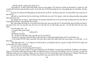 - Khí hậu, đất đai, nguồn nước( giống câu 1)
Nên thuận lợi: về mặt tự nhiên hình thành vùng cây công nghiệp ở Tây Nguyên có nhiều ưu thế thuận lợi. Thuận lợi ở chỗ
có nhiều đất đỏ bazan rộng lớn nhất cả nước, lại rất màu mỡ, rât thích hợp trồng các cây công nghiệp đặc sản xuất khẩu: chè búp,
cao su…
Địa hình Tây Nguyên khá bằng phẳng, khá liền dảI nên rất dễ cho áp dụng cơ giới hoá, xây dựng thành vùng cung cấp với
diện tích lớn.
Đặc biệt có mùa khô kéo dàI nên rất phù hợp với đIều kiện sản xuất ở Tây Nguyên : phơI sấy những sản phẩm nông nghiệp
đIển hình là cây cafe.
Tây Nguyên mặc dù sông ít , ngắn nhưng có trữ năng thuỷ điện khá lớn, do vậy có khả năng xd những nhà máy thuỷ đIện cỡ
trung bình tạI chỗ:Ialy, cung cấp đIện cho sản xuất.
Bên cạnh những mặt thuận lợi về tự nhiên thì để phát triển vùng cung cấp cây CN cần phảI khắc phục khó khăn lớn nhất là:
giảI quyết nước tưới vào mùa khô, hạn chế lũ lụt, sói mòn đất, bảo vệ môI trường, giữ cân = hệ sinh tháI, điều tiết mực nước
ngầm…
*Các khả năng về kt – xh:
- Con người (dân cư-lao động)
- CSHT (giống câu1)
- Đường lối chính sách
- Kt – xh đối với hình thành vùng cung cấp cây CN có lợi thế là:
+ đã được bổ sung thêm nguồn lao động có bản chất cần cù, nhiều kinh nghiệm thâm canh N2
từ miền Bắc vào.
+ có hệ thống CSVCHT ngày càng được Nhà nước đầu tư phát triển mạnh, điển hình: giao thông, cơ sở chế biến, , cơ sở
điện năng…
- Khó khăn nhất về kt – xh ở TNguyên là: trình độ dân trí của đồng bào dân tộc ít người còn thấp, CSVCHT còn nghèo nàn
lạc hậu, thiếu KT, thiếu vốn đầu tư.
*Cơ cấu cây CN ở TN hiện nay là:
TN có cơ cấu cây CN khá đa dạng điển hình gồm:
- Các cây CN lâu năm: cà phê là cây quan trọng nhất với S 290.000 ha. Trong đó chủ yếu Đaklak 170.000 ha. Chè búpđược
trồng với S lớn nhất ở phía Nam chủ yếu ở Bầu Cạn, Biển Hồ (Gia Lai); Bảo Lộc (Lâm Đồng). Cao su có S lớn thứ 2 cả nước sau
ĐNB được trồng chủ yếu ở Đaklak, LĐồng, Gia Lai. Hồ tiêu có S lớn vào loạI nhất cả nước trồng chủ yếu ở Đaklak. Dâu tằm (cây
ngắn ngày duy nhất, quan trọng nhất) ở TN được trồng thành vùng cung cấp lớn nhất ở Bảo Lộc (lâm Đồng).
208
 