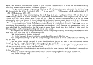 bazan…Mỗi loại đất đó đều có tính chất, đặc điểm và giá trị khác nhau vì vậy mà nước ta có thể sản xuất được một hệ thống cây
trồng rất đa dạng với nhiều cây dài ngày và nhiều cây ngắn ngày.
- Tài nguyên nước sông ngòi cũng rất phong phú nhưng lại diễn biến theo mùa và phân hoá rất rõ từ Bắc vào Nam: Trong
khi sông ngòi miền Bắc và Nam Bộ có mùa lũ từ T6 → T9 và mùa cạn từ T11 → T4 thì sông ngòi miền Trung lại có mùa lũ từ T9
→ T11 + T12 và mùa cạn từ T1 → T5.
- Tài nguyên sinh vật của nước ta rất phong phú, rất đa dạng và rất giàu về nguồn gen với trên 14000 loài thực vật, trên
11000 loài động vật trong đó có nhiều loài rất quý và có giá trị thương mại cao điển hình là nhiều loại gỗ quý: đinh, lim, sến, táu…
Về thực vật có nhiều loại hải sản quý: cá thu, cá chim, tôm hùm… và đặc biệt là tài nguyên rừng nhiệt đới ẩm có sinh khối lớn tốc
độ tăng trưởng nhanh và lại phân hoá rất rõ theo chiều cao. Các nguồn tài nguyên sinh vật đang là cơ sở to lớn để tạo ra nhiều nguồn
nguyên liệu để phát triển nhiều ngành công nghiệp chế biến và có giá trị to lớn trong việc bảo vệ môi trường sinh thái.
- Tài nguyên khoáng sản nước ta cũng rất đa dạng về loại hình với 80 loại khoáng sản khác nhau, với hơn 3000 mỏ lớn, nhỏ
trong đó đặc biệt có một số loại khoáng sản có trữ lượng khá lớn như dầu mỏ, khí đốt, than đá và đặc biệt một số loại vật liệu xây
dựng: đá vôi, cát thuỷ tinh thì rất phong phú. Các nguồn tài nguyên khoáng sản này đang là cơ sở để tạo ra nhiều nguyên liệu
khoáng chất phục vụ cho sự nghiệp công nghiệp hoá, hiện đại hoá ở nước ta.
Sự chứng minh trên chứng tỏ tài nguyên môi trường nước ta không những rất đa dạng mà còn là một tổng thể tự nhiên nhiều
hình, nhiều vẻ với nhiều giá trị kinh tế, môi trường khác nhau.
* Tài nguyên môi trường đang suy thoái nhanh:
- Suy thoái về các nguồn tài nguyên môi trường nước ta là do những nguyên nhân chính sau:
+ Do con người nhiều năm qua đã khai thác các nguồn tài nguyên thiên nhiên rất bừa bãi bởi du canh du cư, đốt nương, làm
rẫy, phá rừng…
+ Do Nhà nước ta khai thác các nguồn tài nguyên thiên nhiên không tuân theo quy hoạch và quy trình công nghệ quốc gia
trong đó đã khai thác vượt quá khả năng phục hồi của các nguồn tài nguyên sinh vật.
+ Do nhân dân ta tiến hành cải tạo đồng ruộng như làm thuỷ lợi, khai hoang và bón nhiều phân hoá học, phun thuốc trừ sâu
dẫn đến tài nguyên đất nước kiệt quệ mà còn ô nhiễm nặng.
+ Do quá trình công nghiệp hoá và đô thị hoá đã thải vào môi trường nước, không khí và đất nhiều chất độc công nghiệp gây
ô nhiễm môi trường.
Như vậy sự suy thoái về tài nguyên môi trường nước ta là do ảnh hưởng tổng hợp của các nguyên nhân nêu trên.
- Suy thoái về tài nguyên rừng:
21
 