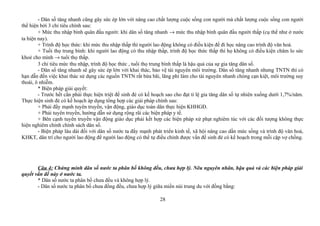 - Dân số tăng nhanh cũng gây sức ép lớn với nâng cao chất lượng cuộc sống con người mà chất lượng cuộc sống con người
thể hiện bởi 3 chỉ tiêu chính sau:
+ Mức thu nhập bình quân đầu người: khi dân số tăng nhanh → mức thu nhập bình quân đầu người thấp (cụ thể như ở nước
ta hiện nay).
+ Trình độ học thức: khi mức thu nhập thấp thì người lao động không có điều kiện để đi học nâng cao trình độ văn hoá.
+ Tuổi thọ trung bình: khi người lao động có thu nhập thấp, trình độ học thức thấp thì họ không có điều kiện chăm lo sức
khoẻ cho mình → tuổi thọ thấp.
3 chỉ tiêu mức thu nhập, trình độ học thức , tuổi thọ trung bình thấp là hậu quả của sự gia tăng dân số.
- Dân số tăng nhanh sẽ gây sức ép lớn với khai thác, bảo vệ tài nguyên môi trường. Dân số tăng nhanh nhưng TNTN thì có
hạn dẫn đến việc khai thác sử dụng các nguồn TNTN rất bừa bãi, lãng phí làm cho tài nguyên nhanh chóng cạn kiệt, môi trường suy
thoái, ô nhiễm.
* Biện pháp giải quyết:
- Trước hết cần phải thực hiện triệt để sinh đẻ có kế hoạch sao cho đạt tỉ lệ gia tăng dân số tự nhiên xuống dưới 1,7%/năm.
Thực hiện sinh đẻ có kế hoạch áp dụng tổng hợp các giải pháp chính sau:
+ Phải đẩy mạnh tuyên truyền, vận động, giáo dục toàn dân thực hiện KHHGĐ.
+ Phải tuyên truyền, hướng dẫn sử dụng rộng rãi các biện pháp y tế.
+ Bên cạnh tuyên truyền vận động giáo dục phải kết hợp các biện pháp xử phạt nghiêm túc với các đối tượng không thực
hiện nghiêm chỉnh chính sách dân số.
- Biện pháp lâu dài đối với dân số nước ta đẩy mạnh phát triển kinh tế, xã hội nâng cao dần mức sống và trình độ văn hoá,
KHKT, dân trí cho người lao động để người lao động có thể tự điều chỉnh được vấn đề sinh đẻ có kế hoạch trong mỗi cặp vợ chồng.
Câu 4: Chứng minh dân số nước ta phân bố không đều, chưa hợp lý. Nêu nguyên nhân, hậu quả và các biện pháp giải
quyết vấn đề này ở nước ta.
* Dân số nước ta phân bố chưa đều và không hợp lý.
- Dân số nước ta phân bố chưa đồng đều, chưa hợp lý giữa miền núi trung du với đồng bằng:
28
 