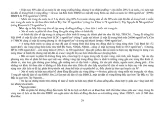 + Hiện nay 80% dân số cả nước là tập trung ở đồng bằng, nhưng S tự nhiện ở đồng = chỉ chiếm 20% S cả nước, cho nên mật
độ dân số trung bình ở vùng đồng = rất cao mà điển hình: ĐBSH có mật độ trung bình cao nhất cả nước là 1104 người/km 2
(1993);
ĐBSCL là 393 người/km2
(1993).
+ Miền núi trung du nước ta có S tự nhiên rộng 80% S cả nước nhưng dân số chỉ 20% nên mật độ dân số trung bình ở miền
núi, trung du nước ta rất thưa điển hình ở Tây Bắc 52 người/km2
(riêng Lai Châu là 29 người/km2
); Tây Nguyên là 50 người/km2
(riêng Kontum là 25 người/km2
).
Như vậy ta thấy hiện nay dân số tập trung rất đông ở đồng =, thưa thớt ở miền núi trung du.
- Dân số nước ta phân bố chưa đồng đều giữa nông thôn và thành thị.
+ ở thành thị dân số tập trung rất đông mà điển hình là trong các thành phố lớn như Hà Nội, TPHCM…Trong đó riêng Hà
Nội 1993 có mật độ dân số trung bình là 2431 người/km2
(riêng 7 quận nội thành có mật độ trung bình trên 20000 người/km2
); Còn
ở TPHCM cũng có mật độ tương đương là 1984 người/km2
và trong nội thành là trên 19000 người/km2
.
+ ở nông thôn nước ta cũng có mật độ dân số trung bình khá đông mà đông nhất là vùng nông thôn Thái Bình là1172
người/km2
; các vùng nông thôn khác như tỉnh Hà Nam, NĐịnh, NBình…cũng có mật độ trung bình là 1043 người/km2
; HDương,
HYên 1056 người/km2
…còn nông thôn ở ĐBSCL là 300 người/km2
. Qua đó ta thấy dân số nước ta hiện nay tập trung rất đông ở cả
nông thôn và thành thị nhưng mật độ dân số ở các vùng đô thị cao hơn nhiều lần so với nông thôn.
- Dân số nước ta phân bố không đồng đều, chưa hợp lý ở ngay trong nội bộ mỗi vùng, mỗi tỉnh, mỗi huyện…Tại các địa
phương này dân số phân bố theo qui luật sau: những vùng tập trung đông dân cư nhất là những vùng gần các trung tâm kinh tế,
chính trị, văn hoá, gần đường giao thông, gần những nơi có địa hình = phẳng, đất đai phì nhiều, nguồn nước phong phú…Còn
những nơi khác thì thưa dân vì không có điều kiện như trên. Điều đó cho thấy sự phân bố dân số nước ta hiện nay vẫn còn mang
nặng tính chất lịch sử để lại, phân bố tự nhiên mà chưa thể hiện có sự phân bố lại, điều chỉnh lại theo qui hoạch của N2
.
- Dân sô nước ta hiện nay phân bố chưa đồng đều giữa các vùng đồng = với nhau, giữa các vùng miền núi trung du với nhau.
Trong đó mật độ dân số của ĐBSH lớn 2,8 lần mật độ dân số của ĐBSCL; mật độ dân số vùng Đông Bắc cao hơn Tây Bắc và Tây
Bắc lại cao hơn Tây Nguyên…
Tóm lại sự chứng minh trên chứng tỏ dân số nước ta hiện nay phân bố chưa đồng đều, chưa hợp lý giữa các vùng lãnh thổ
nói chung ở cả nước.
* Nguyên nhân:
- Dân số phân bố không đồng đều trước hết là do lịch sử định cư và khai thác lãnh thổ khác nhau giữa các vùng, trong đó
vùng nào có lịch sử lâu đời như ĐBSH với ngàn năm văn hiến sẽ đông dân hơn so với những vùng khác: ĐBSCL mới có 300 năm
khai thác.
29
 