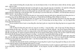 - Dân số phan bố không đều còn phụ thuộc vào mức độ thuận lợi khác về các điều kiện tự nhiên: đất đai, khí hậu, nguồn
nước…giữa các vùng.
- Do sự khác về trình độ phát triển kinh tế, xã hội giữa các vùng, trong đó vùng nào có trình độ C - N2
mạnh thì sẽ đông dân
hơn như vùng Đông Bắc đông dân hơn Tây Bắc do Đông Bắc có nhiều ngành CN phát triển mạnh hơn Tây Bắc.
- Do đặc điểm kinh tế: kinh tế của những ngành sản xuất phát triển mạnh ở các vùng: ĐBSH đông dân hơn ĐBSCL là do
ngành trồng lúa ở ĐHSH đã có trình độ thâm canh, xen canh tăng vụ cao hơn nhiều lần so với ĐBSCL, mà trình độ thâm canh lúa ở
ĐBSH chủ yếu = sức lao động của cả nước.
- Do có sự khác biệt lớn về mật độ đô thị giữa các vùng trong đó vùng nào nhiều đô thị, thành phố lớn thì đông dân hơn so
với những vùng ít đô thị: ĐBSH đông dân là do vùng này có 3 thành phố lớn là HPhòng, HNội, NĐịnh và 10 thị xã.
- Dân số phân bố không đều còn phụ thuộc vào sự quan tâm của N2
về vấn đề di dân phát triển kinh tế mới khác nhau giữa
các vùng: Tây Nguyên hiện nay khá đông dân là vì từ 1975 → nay N2
đã đưa hàng vạn lao động từ đồng = vào Tây Nguyên khai
hoang phát triển kinh tế mới.
Tóm lại sự phân bố dân số nước ta chưa đồng đều, chưa hợp lý giữa các vùng là do tác động tổng hợp của các nguyên nhân
nêu trên.
* Hậu quả:
- Dân số phân bố không đều giữa miền núi, trung du với đồng =: trong khi đồng = dân số tập trung rất đông nhưng tài
nguyên khoáng sản đất, rừng…thì có hạn → việc khai thác các tài nguyên này bừa bãi, lãng phí…làm cho tài nguyên nhanh chóng
cạn kiệt, suy thoái. Trong khi đó ở miền núi, trung du dân cư thưa thớt nhưng tài nguyên khoáng sản đất, rừng thì phong phú cũng
dẫn đến việc khai thác các nguồn tài nguyên rất bừa bãi làm cho tài nguyên nhanh chóng cạn kiệt. Như vậy dân số phân bố không
đều thì đều dẫn đến hậu quả chung là tài nguyên ở cả đồng = và miền núi, trung du đều nhanh chóng cạn kiệt.
- Dân số phân bố không đều giữa nông thôn với thành thị thì nông thôn đất N2
bình quân trên đầu người ngày càng giảm
dần, mức thu nhập ngày càng thấp, trình độ dân trí lạc hậu, nạn thất nghiệp ngày càng tăng…Còn ở các vùng đô thị dân số tập trung
rất đông mà công nghiệp thì chưa phát triển mạnh → nạn thừa lao động, thiếu việc làm, môi trường ngày càng ô nhiễm.
* Biện pháp giải quyết:
- Cần phải thực hiện triệt để sinh đẻ có KH để giảm tỉ lệ gia tăng dân số, giảm tỉ lệ gia tăng nguồn lao động sao cho cân đối
với tiềm năng tài nguyên và khả năng phát triển kinh tế ở cả nước.
- Cần phải tiến hành phân bố lại, điều chỉnh lại hợp lý dân số trên địa bàn ở cả nước và giữa các ngành kinh tế = cách di dân
từ các vùng đồng = đông dân mà trước hết từ ĐBSH, DHMT…đi Tây Nguyên, Tây Bắc vào ĐBSCL khai hoang phát triển kinh tế
mới.
30
 