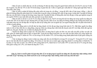 - Dân số nước ta nhiều dân tộc với tất cả khoảng 54 dân tộc khác trong đó người Kinh chiếm đa số là 86,2% còn lại 53 dân
tộc ít người. Các dân tộc VN có nền VH rất đa dạng và giàu bản sắc vì đều có nguồn gốc xuất phát từ 3 dòng ngôn ngữ khác Nam á,
Nam Đảo, Hán Tạng.
- Dân số nước ta phân bố không đều giữa miền núi trung du với đồng = trong đó 80% dân số tập trung ở đồng =; dân số
phân bố không đồng đều giữa thành thị và nông thôn trong đó cũng có khoảng 80% dân số tập trung ở nông thôn. Sự phân bố không
đều này còn thể hiện ở trong nội bộ từng vùng, từng tỉnh. Sự phân bố dân số không đều như trên đã gây ra hậu quả nghiêm trọng là
các nguồn TNTN ở mọi miền đất nước đều cạn kiệt và suy thoái nhanh.
- Dân số nước ta rất trẻ vì có tới 41,2% tổng số dân là trẻ em, 50,5% là trong độ tuổi lao động mà trong nguồn lao động thì
có tới trên 70% là trẻ dưới 45 tuổi, khoảng 68% trẻ dưới 30 tuổi. Dân số trẻ, lao động trẻ không những là thị trường kích thích sản
xuất phát triển mà còn rất hấp dẫn với hợp tác đầu tư QT đồng thời còn là nguồn lực con người hùng hậu đối với phát triển kinh tế
và bảo vệ quốc phòng.
- Nguồn lao động nước ta rất dồi dào lại tăng nhanh với tốc độ gia tăng trung bình năm là 3%. Mặt khác nguồn lao động
nước ta vốn có bản chất cần cù, năng động, sáng tạo, khéo tay nhưng thực chất trình độ chuyên môn KT còn thấp, thiếu đội ngũ tay
nghề cao, thợ giỏi, thợ bậc cao và thiếu tác phong làm ăn CN.
- Nguồn lao động nước ta hiện nay vẫn chưa được sử dụng hợp lý giữa các khu vực sản xuất vật chất và khu vực phi vật
chất, giữa các thành phần kinh tế QD và ngoài QD. Trong đó lao động trong khu vực sản xuất vật chất chiếm 93% tổng nguồn lao
động, lao động trong N2
chiếm tới 74% và còn trong CN chỉ chiếm 13%. Còn lao động trong thành phần kinh tế QD giảm xuống chỉ
còn 9,5%.
- Việc sử dụng lao động ở nước ta hiện nay năng suất vẫn còn rất thấp kể cả trong CN và trong N2
. Trong đó CN và N2
chưa
tạo ra việc làm đầy đủ cho người lao động. Tỉ lệ chưa có việc làm của cả nước ngày càng tăng nhanh ở cả nông thôn và thành thị. Tỉ
lệ chưa có việc làm cả nước vào 1989 là 5,8% (nông thôn là 4%, thành thị là 13,2%) đến 1997 cả nước lên tới 6,7% trong đó nông
thôn giảm xuống còn 1,9%, còn thành thị tăng lên 17,3%.
Câu 11: Nước ta muốn giảm tỉ lệ gia tăng dân số và sử dụng hợp lý nguồn lao động thì cần phải thực hiện những chính
sách dân số gì? Nội dung của chính sách đó ra sao và kết quả thực hiện những chính sách này như thế nào?
37
 