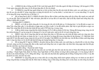 • ở ĐBSH thì dân số đông mà đất N2
rất ít nên bình quân đất N2
trên đầu người rất thấp chỉ khoảng 1,06 ha/người (1990).
S này ngày càng giảm dần cùng với tốc độ gia tăng dân số vẫn còn nhanh.
• Vì ĐBSH là vùng đất hẹp người đông lại có lịch sử khai thác lâu đời nên trình độ thâm canh, xen canh tăng vụ ở vùng
này rất cao cho nên đất N2
trong vùng được sử dụng rất triệt để với 2 vụ lúa chính, 1 vụ hoá màu và 1 vụ rau mùa đông. Vì vậy hệ
số sử dụng đất trong vùng khá cao có thể đạt ≥ 3.
• Để sử dụng hợp lý đất N2
ở ĐBSH cần phải tiếp tục đầu tư thâm canh tăng năng suất cây trồng, đẩy mạnh xen canh gối
vụ, cải tạo đất. Phải sử dụng đất N2
thật tiết kiệm, phải đầu tư cải tạo đất có S mặt nước, mặt lợ để đẩy mạnh nuôi trồng thuỷ sản,
chống ô nhiễm đất và nước.
+ Sử dụng đất N2
ở ĐBSCL:
• ĐBSCL có S đất tự nhiên rộng gần 4 tr ha trong đó chủ yếu là đất phù sa. Có khoảng hơn 1 tr ha đất phù sa ngọt ven
sông Tiền, sồng Hậu; gần 1 tr ha đất phù sa ngập mặn ven biển và gần 1 tr ha đất nhiễm phèn. Đặc biệt có giải đất phù sa ngọt ven
sông Tiền, sông Hậu rất tốt là địa bàn chính để sản xuất LTTP hiện nay ở trong vùng.
• S đất tự nhiên trong vùng khá lớn chiếm khoảng 63,5% S đất tự nhiên (2,83tr ha). Nhưng đất hoang trong vùng còn rất
lớn chiếm khoảng 93 vạn ha trong đó có khoảng 0,5 tr ha là S mặt nước, mặt lợ rất tốt với nuôi trồng thuỷ sản.
• ĐBSCL hiện vẫn là vùng thưa dân lại mới được khai thác có 300 năm nay nên trình độ thâm canh của vùng này chưa
cao chủ yếu đất đai mới được sử dụng cấy lúa 1 vụ cho nên hệ số sử dụng đất trong vùng thấp chỉ đạt khoảng 1,35. Mặt khác bình
quân đất N2
trên đầu người trong vùng còn rất cao là 0,18 ha (gấp 3 lần ĐBSH) cho nên hiện nay vấn đề đầu tư thâm canh tăng năng
suất ở vùng này được coi là vấn đề cấp bách để tăng sản lượng lương thực ở vùng này.
• Để sử dụng đất N2
hợp lý ở ĐBSCL cần phải tiếp tục đầu tư thâm canh, xen canh tăng vụ, chuyển đổi cơ cấu cây trồng
vật nuôi, nâng cao hệ số sử dụng đất, đầu tư đẩy mạnh nuôi trồng thuỷ sản và ngăn chặn việc khai thác rừng ngập mặn bừa bãi gây
đảo lộn sinh thái, suy thoái môi trường.
+ Sử dụng đất ở đồng = Duyên hải miền Trung:
• ĐBDHMT là những dải đất nhỏ hẹp nằm sát ven biển gần như liền một dải kéo dài từ THoá đến BThuận đó chính là
các đồng = Thanh Nghệ Tĩnh, Bình Trị Thiên, Nam Ngãi Định và PYên, KHoà với tổng S đất tự nhiên gần 1,5 tr ha nhưng S đất N2
thì rất ít chỉ chiếm khoảng 13,2%. Đồng thời đồng = này nằm trên địa hình dốc nghiêng dần từ Đông Trường Sơn ra biển vì vậy đất
đai đã bị sói mòn, rửa trôI, bạc màu.
• ĐBDHMT là vùng đông dân lại có bản chất cần cù năng động nhiều kinh nghiệm chống trọi với thiên tai nên đất N2
trong vùng đã được sử dụng khá triệt để. Biểu hiện là những vùng có khả năng chủ động tưới và tiêu được ưu tiên trồng lúa để giải
55
 