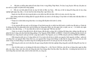 • Đất phù sa nhiễm phèn phân bố trên diện S lớn ở vùng Đồng Tháp Mười, Tứ Giác Long Xuyên. Đất này cần phải cải
tạo mới có ý nghĩa với phát triển nông nghiệp.
• Đất cát ven biển phân bố dải rác dọc bờ biển từ Bắc vào Nam. . Đất này có thể sử dụng để trồng một số cây công
nghiệp ngắn ngày (lạc, đậu...) và các loại hoa màu lương thực: ngô, khoai, sắn.
- Ngoài các loại đất nêu trên trong hệ phù sa còn nhiều loại đất xấu khác: đất bị xói mòn, rửa trôi, bạc màu
Qua chứng minh trên ta khẳng định tài nguyên đất đai của nước ta rất đa dạng về loại hình với nhiều tính chất đặc điểm và
giá trị khác nhau.
* Thuận lợi và khó khăn trong khai thác và sử dụng đất để phát triển kinh tế, xã hội.
- Thuận lợi:
+ Vì tài nguyên đất của nước ta rất đa dạng về loại hình trong đó có nhiều loại đất feralit và nhiều loại đất phù sa. Chính đó
là những địa bàn cho phép phát triển một hệ thống cây trồng gồm nhiều cây dài ngày (chè, cà phê, cao su,…) và nhiều cây ngắn
ngày (lạc, mía, đậu tương,…). Vì vậy nhân dân ta mới có câu ngạn ngữ “Đất nào cây nấy”.
+ Nước ta có một số loại đất rất tốt: đất đỏ bazan, đất đỏ phù sa được bồi và không bồi hàng năm; những loại đất này lại
phân bố trên S rộng, trên địa hình khá bằng phẳng ở Tây Nguyên, ĐNB, ĐBSH và ĐBSCL. Chính đó là những địa bàn rất tốt với
hình thành các vùng chuyên canh qui mô lớn: cung cấp cà phê ở Tây Nguyên, cao su ở ĐNB, chuyên canh lúa ở ĐBSH và ĐBSCL.
+ Đất trung du miền núi có S rộng chiếm tới ắ S cả nước trên đó lại có nhiều cao nguyên, bình nguyên và đồng = giữa núi
nổi tiếng như: cao nguyên Mộc Châu (Sơn La), cao nguyên Đức Trọng (Lâm Đồng) và đặc biệt là vùng gò đồi trước núi các tỉnh
miền Trung với nhiều đồng cỏ tự nhiên rộng lớn là những địa bàn rất tốt với nuôi gia súc lớn: bò sữa, bò thịt…
+ Đất trung du miền núi còn là địa bàn rất quan trọng để phát triển lâm nghiệp trồng rừng phủ xanh đất trống đồi trọc bảo vệ
môi trường.
+ Dọc bờ biển nước ta với đường bờ biển dài từ Móng Cái → Hà Tiên là 3260 km, trên đó lại có hàng trăm ngàn ha đầm
phá, cửa sông, vũng, vịnh, bãi, triều nổi tiếng như phá Tam Giang, đầm Cầu Hai, đầm Tây, đầm Dơi…là những địa bàn rất tốt với
nuôi trồng thuỷ sản nước mặn, nước lợ như nuôi tôm, cá, rong câu.
6
 