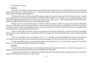 - Các nguồn lực tự nhiên.
Thuận lợi:
+ Do nước ta nằm trong vị trí địa lý thuộc vành đai khí hậu nhiệt đới bắc bán cầu cho nên thiên nhiên nước ta là thiên nhiên
nhiệt đới nóng, nắng và có nền nhiệt bức xạ cao. Trước hết rất thuận lợi nhiều nguồn nông lâm thuỷ hải sản nhiệt đới, thúc đẩy
nhiều ngành công nghiệp chế biến phát triển.
+ T/nhiên nước ta gồm có khí hậu nhiệt đới ẩm gió mùa, phân hóa sâu sắc theo mùa, theo Bắc - Nam, theo độ cao, có nguồn
nước tưới phong phú, có tài nguyên đất đai đa dạng về loại hình. (Nhiều loại đất Feralit, đất phù sa) là môi trường cho phép sản xuất
nhiều nguồn nguyên liệu nông, lâm, hải sản, đặc sản như lúa, mía, lạc, cà phê, cao su... chính là nguồn nguyên liệu thúc đẩy nhiều
ngành công nghiệp chế biến sản phẩm trồng trọt, công nghiệp phát triển mạnh.
+ Đất đai nước ta tuy nhỏ hẹp nhưng lại có 3/4 đất đai là đồi núi trên đó có nhiều cao nguyên, bình nguyên và đồng bằng
giữa núi và nhiều đồng cỏ tự nhiên rộng lớn rất tốt với nuôi bò sữa bò thịt nổi tiếng như Cao nguyên Mộc Châu, Đức Trọng. Đb có
vùng gò đồi trước núi miền Trung rất thuận lợi để xản xuất với qui mô đàn bò 3,3 triệu con, đàn trâu 2,9 triệu con là nguồn nguyên
liệu thịt sữa thúc đẩy công nghiệp chế biến phát triển.
+ Nước ta có 450 ngàn ha đầm phá cửa sông với sản lượng nuôi trồng thuỷ sản đạt hơn 1 triệu tấn năm trong đó riêng đồng
bằng sông Cửu Long xuất khẩu hơn 10 vạn tấn/năm. Chính đó là nguyên liệu thúc đẩy chế biến thuỷ sản tôm, cá đông lạnh phát
triển nhanh.
+ Nước ta có vùng biển rộng và trữ lượng hải sản từ 3 → 3,5 tấn/năm với sản lượng đánh bắt hải sản hiện nay đã đạt được
50, 60 ngàn tấn tôm mực chính là nguồn nguyên liệu thúc đẩy công nghiệp chế biến hải sản như làm cá hộp, chế biến nước nắm...
+ Ngành công nghiệp gia súc, gia cầm khá phát triển với sản lượng thịt gia súc 1,2 triệu tấn/năm trong đó 3/4 là thịt lợn
chính là cơ sở phát triển công nghiệp chế biến đồ hộp xuất khẩu.
Khó khăn:
+ Do thiên nhiên nhiệt đới ẩm gió mùa, diễn biến thất thường, khắc nghiệp nhiều thiên tai... đã làm cho năng suất và sản
lượng các nguồn nguyên liệu nông lâm thuỷ hải sản rất bấp bênh, chất lượng thấp
+ Tài nguyên môi trường nước ta nhiều năm qua đã được khai thác sử dụng bừa bãi hiện nay đang cạn kiệt, suy thoái nhanh
làm giảm nguồn nguyên liệu nông - lâm - thuỷ hải sản.
83
 