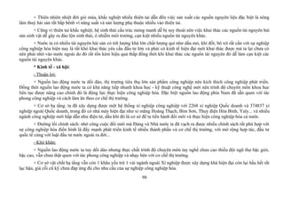 + Thiên nhiên nhiệt đới gió mùa, khắc nghiệt nhiều thiên tai dẫn đến việc sản xuất các nguồn nguyên liệu đặc biệt là nông
lâm thuỷ hải sản rất bấp bênh vì năng suất và sản lượng phụ thuộc nhiều vào thiên tai.
+ Cũng vì thiên tai khắc nghiệt, hệ sinh thái cấu trúc mỏng manh dễ bị suy thoái nên việc khai thác các nguồn tài nguyên hải
sản sinh vật dễ gây ra đảo lộn sinh thái, ô nhiễm môi trường, cạn kiệt nhiều nguồn tài nguyên khác.
+ Nước ta có nhiều tài nguyên hải sản có trữ lượng khá lớn chất lượng quí như dầu mỏ, khí đốt, bô xít rất cần với sự nghiệp
công nghiệp hóa hiện nay là rất khó khai thác yêu cầu đầu tư lớn và phải có kinh tế hiện đại mới khai thác được mà ta lại chưa có
nên phải nhờ vào nước ngoài do đó rất tốn kém hiệu quả thấp đồng thời khi khai thác các nguồn tài nguyên đó dễ làm cạn kiệt các
nguồn tài nguyên khác.
* Kinh tế - xã hội:
- Thuận lợi:
+ Nguồn lao động nước ta dồi dào, thị trường tiêu thụ lớn sản phẩm công nghiệp nên kích thích công nghiệp phát triển.
Đồng thời nguồn lao động nước ta có khả năng tiếp nhanh khoa học - kỹ thuật công nghệ mới nên trình độ chuyên môn khoa học
liên tục được nâng cao chính đó là động lực thực hiện công nghiệp hóa. Đặc biệt nguồn lao động phía Nam đã sẵn quen với tác
phong công nghiệp và cách làm ăn theo cơ chế thị trường.
+ Cơ sở hạ tầng: ta đã xây dựng được một hệ thống xí nghiệp công nghiệp với 2268 xí nghiệp Quốc doanh và 374837 xí
nghiệp ngoài Quốc doanh, trong đó có nhà máy hiện đại như xi măng Hoàng Thạch, Bỉm Sơn, Thuỷ điện Hòa Bình, Yaly... và nhiều
ngành công nghiệp mới hấp dẫn như điện tử, dầu khí đó là cơ sở để ta tiến hành đổi mới và thực hiện công nghiệp hóa cả nước.
+ Đường lối chính sách: nhờ công cuộc đổi mới mà Đảng và Nhà nước ta đã vạch ra được nhiều chính sách rất phù hợp với
sự công nghiệp hóa điển hình là đẩy mạnh phát triển kinh tế nhiều thành phần và cơ chế thị trường, với mở rộng hợp tác, đầu tư
quốc tế cùng với luật đầu tư nước ngoài ra đời...
- Khó khăn:
+ Nguồn lao động nước ta tuy dồi dào nhưng thực chất trình độ chuyên môn tay nghề chưa cao thiếu đội ngũ thợ bậc giỏi,
bậc cao, vẫn chưa thật quen với tác phong công nghiệp và nhạy bén với cơ chế thị trường.
+ Cơ sở vật chất hạ tầng vẫn còn 1 khâu yếu trừ 1 vài ngành ngoài Xí nghiệp được xây dựng khá hiện đại còn lại hầu hết rất
lạc hậu, già cỗi cũ kỹ chưa đáp ứng đủ cho nhu cầu của sự nghiệp công nghiệp hóa.
98
 