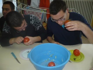 Taller de cocina: preparar una ensalada para comer