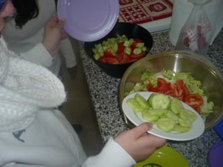 Taller de cocina: preparar una ensalada para comer