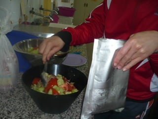 Taller de cocina: preparar una ensalada para comer
