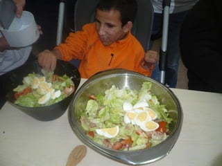 Taller de cocina: preparar una ensalada para comer