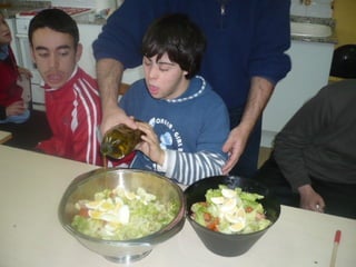 Taller de cocina: preparar una ensalada para comer