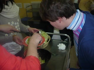 Taller de cocina: preparar una ensalada para comer