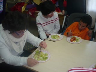 Taller de cocina: preparar una ensalada para comer