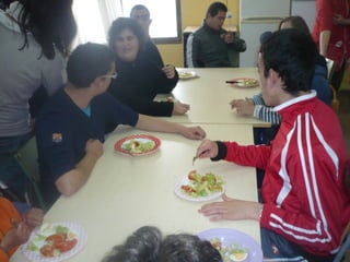 Taller de cocina: preparar una ensalada para comer