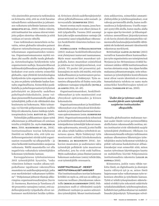  T&Y talous ja yhteiskunta 4 | 2017 37
viin aineistoihin perustuvia tutkimuksia
on kritisoitu siitä, että ne eivät havaitse
taloudellisten suhdanteiden ja johtami-
sen vaikutusta työelämän laatuun (esim.
Sengupta et al. 2009). Onkin väitetty,
että instituutiot itse asiassa sitovat toimi-
joita paljon oletettua vähemmän ja niitä
voidaan eri tavoin vältellä.
Case-tutkimuksen menetelmin on ha-
vaittu, miten globaalin talouden paineet
ohjaavat rationalisoimaan prosesseja ja
tehostamaan organisaatioiden toimin-
taa. Organisaatiomuutosten myötä voi-
daan yhä uusille aloille tuoda globaale-
ja, tietoteknologiaa hyödyntävän työn
organisoinnin malleja. Kansainvälisessä
tutkimuskirjallisuudessa puhelinpalvelu-
keskukset ovat usein esitetty esimerkki
globaalin, rajat ylittävää tietoteknologiaa
hyödyntävän työn organisoinnin mallis-
ta, jota on pidetty työelämän laadun kan-
nalta ongelmallisena. Esimerkiksi pank-
kialalla ja puhelinoperaattoriyrityksissä
palvelutyötä on järjestelty uudelleen
puhelinpalvelukeskuksiin, jonne voi-
daan pienemmillä kustannuksilla palkata
työntekijöitä, joilla ei ole välttämättä alan
koulutusta tai kokemusta. Näin työnan-
taja voi kiertää pohjoismaiseen malliin
liittyviä rakenteita, kuten tiukkoja työeh-
tosopimuksia (esim. Batt et al. 2009).
Työntekijän palkkaamisen sijaan työtä
ulkoistetaan ja alihankitaan eli ostetaan
toisilta yrittäjiltä (ks. myös Flecker ja
Meil 2010; Haidinger et al. 2014).
Institutionaalisen teorian kehyksessä
ilmiöitä on tulkittu niin, että työn uu-
delleenorganisointi siirtää työtä organi-
saation reunamille tai ulkopuolelle – ja
siten heikentää instituutioiden suojaavaa
vaikutusta. Näillä muutoksilla voi olla
negatiivisia vaikutuksia työntekijöiden
kokemaan työelämän laatuun.
Eurooppalaisessa työoloaineistossa
2015 työntekijöiltä kysyttiin, ”onko
viimeisten kolmen vuoden aikana työ-
paikallanne tapahtunut rakenteellisia
muutoksia tai uudelleenjärjestelyjä, jotka
ovat merkittävästi vaikuttaneet työhön-
ne”.2
Pohjoismaat johtavat tilastoja ahke-
rimpina organisaatiouudistajina (kuvio
2): Suomessa, Ruotsissa ja Tanskassa yli
40 prosenttia vastaajista vastasi, että uu-
delleenjärjestelyt työpaikalla olivat vai-
kuttaneet merkittävästi heidän työhön-
sä. Erityisen yleisiä uudelleenjärjestelyt
olivat julkishallinnossa sekä sosiaali- ja
terveysalalla (Eurofound 2016).
Suomi erottuu myös maana, jossa hen-
kilöstövähennykset ovat olleet yleinen il-
miö työpaikoilla. Vuonna 2015 useampi
kuin joka neljäs suomalainen vastaaja (28
prosenttia) sanoi työpaikallaan vähenne-
tyn henkilöstöä viimeisten kolmen vuo-
den aikana.
Suomalaisen työoloaineiston
(2013) mukaan henkilöstövähennykset
ovat yleistyneet tuntuvasti taantumassa.
Myös muut suurehkot muutokset työ-
paikalla, kuten muutokset esimiehissä
ja johdossa tai tietojärjestelmissä, ovat
yleisiä. Yli puolet (60 prosenttia) pal-
kansaajista on myös sitä mieltä, että työn
tuloksellisuuteen ja tuottavuuteen perus-
tuvan arviointi on lisääntynyt. Työn os-
tamista ulkopuolelta oli lisätty noin joka
neljännen vastaajan työpaikalla (Sutela
ja Lehto 2014, 45–49).
Organisaatiomuutokset, henkilöstö-
vähennykset ja työn monitorointi ovat
yhteydessä epävarmuuden ja kiireen
kokemuksiin.
Organisaatiomuutokset ja henkilöstö-
vähennykset ovat yhteydessä kiirekoke-
muksiin ja työelämässä koettavaan kasva-
vaan epävarmuuteen (esim. Eurofound
2016). Organisaatiomuutoksia tehneissä
ja henkilöstövähennyksiä kohdanneissa
toimipaikoissa työntekijät kokevat enem-
män epävarmuutta, stressiä, ja ettei heillä
ole aikaa tehdä kaikkea työtehtäviä an-
netussa ajassa. Myös lisääntynyt työn
monitorointi selittää kiirekokemuksia
(Russell ja McGinnity 2014). Jat-
kuvien muutosten ja uudistusten takia
työntekijät pelkäävät työn muuttuvan
sellaiseksi, jota he eivät enää hallitse.
Myös uudistukset, joissa ihmiset joutuvat
hakemaan uudestaan (omia) tehtäviään,
ovat työntekijöille stressaavia.
UUDET PALVELUALAT – HEIKOT
INSTITUTIONAALISET ANKKURIT
Yksi institutionaalisen teorian kohtaama
kritiikki on myös se, että sen on nähty pe-
rustuvan teollisen yhteiskunnan raken-
teille (Bosch ja Lehndorff 2005). Poh-
joismainen malli ei välttämättä suojele
yhtäläisesti vanhojen ja uusien sektorei-
den työntekijöitä. Monet institutionaali-
sista ankkureista, esimerkiksi ammatti-
yhdistysliike ja työehtosopimukset, ovat
vahvoja perinteisillä aloilla, kuten teolli-
suudessa ja kuljetuksessa. Uusilla nope-
asti syntyvillä aloilla, kuten media-alalla
ja vapaa-ajan hyvinvointi- ja liikuntapal-
veluissa ammatillinen järjestäytyminen
ei ole kovin yleistä eikä ammatteihin val-
mentavalla koulutusjärjestelmällä välttä-
mättä ole keskeistä ammatti-identiteettiä
rakentavaa merkitystä.
Brittitutkijat Lloyd ja Payne (2013)
vertailivat kansainvälisen kuntosaliket-
jun työn organisointia sen toimipisteissä
Norjassa ja Iso-Britanniassa eivätkä ha-
vainneet näiden välillä institutionaalisen
teorian olettamia eroja. Sen sijaan heidän
mukaansa johtamisstrategiat, työn tehos-
tamisen ja työntekijöiden kontrolloinnin
tavat olivat varsin identtisiä eri maissa.
Samankaltaisia tuloksia on saatu myös
esimerkiksi hotellisiivoajien työstä eri
maissa (Vanselow et al. 2010).
Uudet alat ja työnteon uudet
muodot jäävät usein työntekijää
suojelevien instituutioiden
ulkopuolelle.
Toisaalta globalisaation mukanaan tuo-
mat uudet ilmiöt voivat perinteisilläkin
aloilla kuten rakennusalalla osoittaa, mi-
ten instituutiot eivät välttämättä suojele
työntekijöitä yhtäläisesti. Olkiluoto 3:n
rakennustyömaalla tehtyjen tutkimusten
mukaan ulkomaisten lähetettyjen työn-
tekijöiden muita heikommat työehdot ja
pitkät valvontaa hankaloittavat alihan-
kintaketjut ovat esimerkki siitä, miten
uusien työvoiman käyttötapojen kautta
on mahdollista kiertää Pohjoismaisia
institutionaalisia rakenteita (Lillie ja
Sippola 2010).
Kiinnostava, joskin vasta vähän tut-
kittu ilmiö, on digitalisaatio ja alustojen
kautta välittyvä työ ja se, miten ilmiö
laajetessaan tulee vaikuttamaan työn te-
kemisen ehtoihin ja työelämän laatuun.
Työtä ei tehdä työsopimuksen sääntele-
mänä eivätkä työn tekemistä määrittele
työaikalainsäädäntö, työehtosopimukset,
kollektiiviset palkkaratkaisut tai mahdol-
lisuudet järjestäytyä. Työnantajan velvol-
 