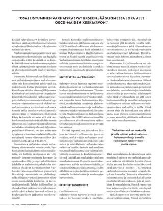 04 T&Y talous ja yhteiskunta 4 | 2017
”OSALLISTUMINEN VARHAISKASVATUKSEEN JÄÄ SUOMESSA JOPA ALLE
OECD-MAIDEN KESKIARVON.”
Lisäksi tulevaisuuden hyötyjen koros-
taminen saattaa jättää huomiotta lasten
nykyhetken elämänlaadun ja hyvinvoin-
nin merkityksen.
Varhaiskasvatuksen positiivisten vai-
kutusten muodostumisessa sen laadulla
on paljonkin väliä. Keskeistä on se, kuin-
ka laadukkaissa varhaiskasvatusympäris-
töissä lapset pääsevät oppimaan itselleen
ja yhteiskunnallisesti merkityksellisiä
asioita.
Suomessa kiinnostuksen lisääntymi-
nen varhaiskasvatukseen mukailee mo-
nilta osin kansainvälistä kehityskulkua,
joskin Suomi kulkee yleisimpiin verrok-
kimaihinsa nähden hieman jälkijunassa.
Kotimaista keskustelua ovat sävyttäneet
kiistelyt kotihoidon tai varhaiskasvatus-
palveluiden paremmuudesta hyvän lap-
suuden rakentamisessa sekä ehdotukset
maksuttomasta varhaiskasvatuksesta.
Samoin esillä on ollut varhaiskasvatuk-
sen merkitys syrjäytymisen ehkäisyssä.
Käyty keskustelu kuvastaa sitä, että var-
haiskasvatuksen tehtävät nähdään monin
eri tavoin; osa keskustelijoista hahmottaa
varhaiskasvatuksen puhtaasti työvoima-
politiikan välineenä, osa taas näkee sen
nykyisen varhaiskasvatuslainsäädännön
mukaisesti lasten oikeutena siihen (ks.
esimerkiksi Karila ym. 2017).
Suomalaista varhaiskasvatusta on ke-
hitetty viime vuosina monin tavoin. Var-
haiskasvatuslainsäädäntöä on osin uudis-
tettu, sen hallinto ja ohjaus on siirretty
sosiaali- ja terveystoimesta kasvatus- ja
opetussektorille, ja opetushallituksen
johdolla on valmisteltu palveluiden toi-
mintaa ohjaavat normimuotoiset Var-
haiskasvatussuunnitelman perusteet.
Mainittuja muutoksia on yhdistänyt
selkeä linjaus: varhaiskasvatus on nähty
osana suomalaista koulutus- ja kasva-
tusjärjestelmää. Tehdyt hallinnolliset ja
ohjaukselliset ratkaisut ovat rakentaneet
edellytyksiä tämän kasvatuksellisen ja
koulutuksellisen jatkumon muodostu-
miselle.
Samalla kuitenkin osallistuminen var-
haiskasvatukseen jää Suomessa jopa alle
OECD-maiden keskiarvon, siis huomat-
tavasti alhaisemmaksi kuin esimerkiksi
muissa Pohjoismaissa. Osallistumisas-
teessa on lisäksi suuria alueellisia eroja.
Varhaiskasvatuksen tehtävien muuttunut
tulkinta ja muuttunut toimintaympäris-
tö asettavat myös uudenlaisia odotuksia
henkilöstön osaamiselle ja koulutukselle.
SELVITYSTYÖN LÄHTÖKOHDAT
Selvitysryhmän laatima raportti muo-
dostaa tilannekuvan varhaiskasvatuksen
laadusta ja osallistumisasteesta. Tilanne-
kuvan muodostamisessa on hyödynnetty
laajoja mikroaineistoja varhaiskasvatuk-
sen ja muiden lasten hoitomuotojen käy-
töstä, maakohtaisia aineistoja yleisem-
mästä osallistumisasteesta ja luokiteltua
tietoa varhaiskasvatuksen henkilöraken-
teesta. Osallistumisasteen tarkastelussa
hyödynnetään SISU–simulaatiomallia,
jotta ihmisten päätöksentekoon vaikut-
tavia taloudellisia kannusteita pystytään
kuvaamaan.
Lisäksi raportti luo katsauksen laa-
jaan tutkimuskirjallisuuteen, jossa on
tutkittu, mitkä tekijät vaikuttavat osal-
listumiseen varhaiskasvatukseen sekä
miten ja minkälainen varhaiskasvatus
vaikuttaa lapsiin. Samoin tarkastellaan
tutkimuskirjallisuutta, joka valottaa hen-
kilöstön osaamisen ja koulutuksen mer-
kitystä laadukkaan varhaiskasvatuksen
muodostumisessa. Raportin suositukset
perustuvat näihin tutkimustuloksiin, ja
siinä suositetaan sellaisia toimia, joiden
nähdään aiempien tutkimustulosten pe-
rusteella lisäävän lasten ja vanhempien
hyvinvointia.
KESKEISET SUOSITUKSET
Osallistumisaste
Selvitysryhmän raportti esittää suosi-
tuksia varhaiskasvatuksen osallistu-
misasteen nostamiseksi. Suositukset
perustuvat yllä kuvatulla tavalla tutki-
muskirjallisuuteen sekä tilannekuvaan
instituutioista ja varhaiskasvatuksen
osallistumisesta eri ryhmissä. Tässä ku-
vataan ensin lyhyesti taustakuva ja sitten
itse suositukset.
Aiemmassa kirjallisuudessa on tut-
kittu muun muassa, miten varhaiskas-
vatuksen maksut, paikkojen saatavuus
ja sille vaihtoehtoisten hoitomuotojen
tuet vaikuttavat sen käyttöön. Suomes-
ta tämänkaltaista tutkimusta on lähinnä
kotihoidon tuesta. Muut tutkimukset, joi-
ta katsauksessa painotetaan, perustuvat
norjalaisiin, ruotsalaisiin ja saksalaisiin
aineistoihin ja asetelmiin. Tiivistetysti
tulos tästä kirjallisuudesta on, että lasten
hoitomuotoihin ja samalla vanhempien
työllisyyteen voidaan vaikuttaa varhais-
kasvatuksen maksuilla ja tuilla. Nämä
keinot eivät ole kuitenkaan aina tehok-
kaita, vaan yleinen osallistumistilanne
ja muut samoihin päätöksiin vaikuttavat
tuet tulee ottaa huomioon.
Varhaiskasvatuksen maksuilla
ja tuilla voidaan vaikuttaa lasten
hoitomuotoihin ja samalla
vanhempien työllisyyteen –
mutta ei aina.
Yksi suomalaisessa keskustelussa esiin
nostettu kysymys on varhaiskasvatuk-
sen vaikutus eri-ikäisiin lapsiin. Oman
äidin antama kotihoito nähdään tässä
keskustelussa monesti parempana
vaihtoehtona nimenomaan lapsen kehi-
tyksen kannalta. Toisaalta viimeistään
esiopetuksessa ja koulussa kaikki lapset
osallistuvat kasvatukseen, jota ei juuri-
kaan kyseenalaisteta. Siten kysymys on
itse asiassa sopivasta iästä, jona lapset
voisivat osallistua varhaiskasvatukseen.
Tämä kysymys on asetettu myös mo-
nissa tutkimuksissa. Niissä on tutkittu
 