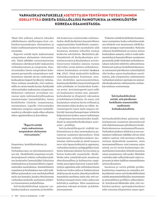 06 T&Y talous ja yhteiskunta 4 | 2017
VARHAISKASVATUKSELLE ASETETTUJEN TEHTÄVIEN TOTEUTUMINEN
EDELLYTTÄÄ OIKEITA SISÄLLÖLLISIÄ PAINOTUKSIA JA HENKILÖSTÖN
KORKEAA OSAAMISTASOA.
Tämä olisi julkisen sektorin talouden
näkökulmasta edullisempaa kuin var-
haiskasvatusmaksujen alentaminen ja
lisäisi osallistumisastetta huomattavasti
enemmän.
Raportti esittää myös maksuttoman
esiopetuksen ulottamista viisivuotiai-
siin. Tämä nähdään varteenotettavana
ratkaisuna edettäessä kohti maksutonta
varhaiskasvatusta ja esiopetusta. Kuu-
sivuotiaiden lasten esiopetuksen koke-
musten perusteella esiopetukseen osal-
listuminen näyttää olevan vanhempien
keskuudessa laajasti hyväksytty ratkaisu.
Siten voidaan ennakoida, että vanhem-
milla on varsin matala kynnys hyödyntää
viisivuotiaiden maksutonta esiopetusta.
Ehdotetun ratkaisun arvioidaan tur-
vaavan myös tutkimuskirjallisuudessa
tunnistettujen laatutekijöiden, kuten
henkilöstön riittävän osaamistason,
toteutumisen. Lapsille viisivuotiaiden
maksuton esiopetus tarjoaisi mahdolli-
suuden ja oikeuden saada oikea-aikaista
tukea oppimiselleen ja kasvulleen.
”Raportti esittää
myös maksuttoman
esiopetuksen ulottamista
viisivuotiaisiin.”
Osaaminen, henkilöstörakenne ja
koulutus
Varhaiskasvatus on työvoimaintensiivi-
nen ala. Henkilöstön osaaminen on joh-
donmukaisesti todettu varhaiskasvatuk-
sen keskeiseksi laatutekijäksi lukuisissa
tutkimuksissa ja kansainvälisten organi-
saatioiden suosituksissa. Ammattilaisten
osaamisen ja koulutuksen taso sekä sisäl-
lölliset painotukset ovat merkityksellisiä
myös sen kannalta, kuinka yhteiskunnan
varhaiskasvatukselle asettamien tehtävi-
en toteutuminen mahdollistuu.
Selvityshenkilöryhmä nojautui var-
haiskasvatuksen osaamista ja henkilös-
töä koskevissa esityksissään tutkimus-
tiedon ohella keskeisten kansainvälisten
organisaatioiden henkilöstön osaamis-
ta ja laatua koskeviin suosituksiin sekä
Suomessa aiemmin tehtyihin teemaa
koskeviin selvityksiin. Merkittävin jäl-
kimmäisistä oli Korkeakoulujen arvi-
ointineuvoston ja Koulutuksen arvioin-
tineuvoston toimeksi annosta vuonna
2013 tehty varsin mittava varhaiskasva-
tuksen koulutuksen arviointi (Karila
ym. 2013). Siinä analysoitiin kaikkien
varhaiskasvatuksen koulutusta anta-
vien yksiköiden opetussuunnitelmat,
koulutusyksiköiden itsearviointiraportit
sekä työelämän eri koulutuksia koske-
vat arviot. Arviointiraportti nosti esille
eri koulutusten (toinen aste, ammatti-
korkeakoulut ja yliopistot) vahvuuksia
ja kehittämisen kohteita. Se totesi, että
koulutukset toimivat hyvin erillisinä ja
yhteistyötä niiden kesken on vähän. Ar-
viointiraportti totesi myös tarpeen sel-
kiyttää lastentarhanopettajan tehtäviin
kelpoistavien korkea-asteen tutkintojen
– yliopistojen kasvatustieteiden kandi-
daatti ja ammattikorkeakoulujen sosio-
nomi – profiileja.
Selvityshenkilöraportti sisältää tut-
kimustietoon ja alan tuntemukseen pe-
rustuvan osaamisen jäsennyksen. Siinä
tunnistetaan varhaiskasvatuksen mo-
ninaiset ulottuvuudet ja niistä nouseva
tarve niin lapsen kehitystä ja oppimista,
varhaiskasvatuksen pedagogiikkaa kuin
lasten kokonaisvaltaista hyvinvointia ja
hoitoa koskevalle osaamiselle. Henki-
löstön tulee ymmärtää myös muuttuvaa
yhteiskunnallista ja kulttuurista ympä-
ristöä, jossa lapset kasvavat. Lasten kehi-
tystä ja oppimista sekä varhaiskasvatusta
koskevan tiedon jatkuva lisääntyminen
yhdistyneenä moniin yhteiskunnallisiin
muutoksiin merkitsee myös sitä, että var-
haiskasvatuspalveluita tulee jatkuvasti
kehittää ja uudistaa. Siksi osaamisessa
painottuu vahvasti arviointi- ja kehittä-
misosaaminen.
Tiekartta esittää henkilöstön koulutus-
tason nostamista, koska varhaiskasvatuk-
sen tehtävät ovat muuttuneet edellä ku-
vatusti aiempaa vaativammiksi. Nykyisin
valtaosa henkilöstöstä on toisen asteen
koulutuksen saaneita, mitä ei voida tutki-
mustiedon ja kansainvälisten suositusten
perusteella pitää riittävänä varhaiskasva-
tuksen nykyisiin tehtäviin suhteutettuna.
Esitetyssä uudessa henkilöstörakentees-
sa enemmistö päiväkotien työntekijöistä
olisi korkea-asteen koulutuksen suorit-
taneita, joko yliopistoista valmistuneita
varhaiskasvatuksen opettajia tai ammat-
tikorkeakouluista valmistuneita varhais-
kasvatuksen sosionomeja.
Selvityshenkilöryhmä
esittää, että päiväkotien
henkilöstön enemmistöltä
vaadittaisiin
korkeakoulututkinto.
Selvityshenkilöryhmä painottaa sekä
laatimassaan osaamisen jäsennyksessä
että ehdottamassaan päiväkotien henki-
löstörakenteessa moniammatillisuutta.
Varhaiskasvatuksen tehtävien ja sen suo-
malaisen tulkinnan nähdään olevan siinä
määrin vaativat, että tarvitaan erilaista,
toisiaan täydentävää osaamista. Jotta
moniammatillisuus voisi toteutua arjen
työssä, on eri tavoin koulutettujen am-
mattilaisten kuitenkin tärkeää tunnistaa
oman osaamisensa vahvuudet. Mielekäs
vastuiden jako selkeyttää myös arjen su-
juvuutta ja tukee kaikkien ammattilaisten
työssä jaksamista.
Suomessa jo varsin pitkään perään-
kuulutettua osaamisen ja vastuiden sel-
keyttämistä varten selvityshenkilöryhmä
esittää ammattinimikkeiden muuttamista
ja ammatillisten profiilien selkeyttämis-
tä. Esityksessä lähdetään siitä, että var-
haiskasvatuksen opettajakoulutuksen
tulee toteutua yliopistoissa muun opet-
 