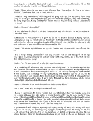 làm, dường như họ không dám chịu trách nhiệm gì, có sai sót cũng không chịu khiển trách. Với tâm thái
nhân bần khí đoản như vậy, vĩnh viễn không thể tiến thân.

Chu Du: Nhưng, dũng cảm nhận việc là hành động mạo hiểm. Ngạn ngữ có câu: "ngu si tọa hưởng
thái bình". Lao vào mạo hiểm, xem ra không phải kẻ trí.

- Tôi nói là "dũng cảm nhận việc" chứ không phải "mù quáng nhận việc". Nếu một chút tự tin cậu cũng
không có, ai dám giao trách nhiệm cho cậu đây? Nói về phẩm chất con người, dũng cảm là anh hùng,
mù quáng là ngu ngốc. Không dám nhận việc thì cam phận lao động phổ thông suốt đời. Cậu có muốn
vậy không?

Chu Du: Câu trả lời của ông là gì?

- Câu trả lời của tôi là: Bề ngoài là cậu dũng cảm phụ trách công việc, thực tế là cậu phụ trách bản thân.
Cậu có hiểu không?

Biết tìm niềm vui trong công việc là bí quyết thứ hai cần học để chiến đấu trên thị trường việc làm.
Đừng ngày nào cũng vác bộ mặt nhăn nhó đến công ty, chỉ tổn hại đến hình ảnh bản thân. Nếu không
cách gì tìm được niềm vui trong công việc, các vị hãy đi tìm một công việc khác, bởi niềm vui là một
trong những nhân tố quan trọng để trưởng thành trong công việc.

Chu Du: Giáo sư Lưu, ngồi không thì nói hay lắm! Tìm một công việc yêu thích? Nghe dễ dàng làm
sao?

- Cậu đã bao giờ ở trung tâm mua sắm để chọn hàng hóa chưa? Hiện nay cạnh tranh quyết liệt, tìm một
công việc đã khó, nói gì đến công việc ưa thích. Đúng vậy! Nhưng, xin hỏi, cậu có thấy thích hợp hay
thích một công việc nào không?

Chu Du: Tôi... Tôi cũng không biết rõ mình thích một công việc nào.

- Cậu còn không biết mình thích công việc gì thì làm sao tìm được? Chỉ cần cậu hiểu rõ công việc
mình yêu thích, rồi công việc đó sẽ thích hợp với cậu và sẽ khiến cậu hạnh phúc. Không thể phủ nhận,
tự mình làm công việc mình yêu thích sẽ gặp rất nhiều khó khăn. Thái độ với công việc chính là thước
đo xem một nhân viên có phù hợp với công việc hay không. Thái độ là biểu hiện của tâm hồn, thái độ
tích cực sẽ cho thấy nhân viên dám đương đầu với thách thức trong công việc, thái độ tiêu cực cho thấy
nhân viên không tự tin và trốn tránh. Bí quyết thứ ba để được trọng thị và chiến thắng trên thị trường
việc làm là đối mặt với khó khăn bằng thái độ tích cực.

Chu Du: Có loại thái độ thứ ba, là không tích cực, không tiêu cực không?

(Lưu Bị nhìn Chu Du bằng bộ dạng của một nhà triết học)

- Không có loại tình cảm đó. Hoặc là vui nhàn nhạt, hoặc là buồn nhàn nhạt. Cũng như vậy, không tích
cực có nghĩa là tiêu cực. Biểu hiện của thái độ tích cực là hướng về hy vọng chứ không phải tuyệt vọng,
hướng về hứng thú chứ không phải vô vị, hướng về nỗ lực chứ không phải được chăng hay chớ, hướng
về khoái lạc chứ không phải bi thương. Hiển nhiên, trong thời đại cạnh tranh kịch liệt, chỉ không ngừng
nỗ lực mới có được nụ cười cuối cùng. Chúng ta tất phải sáng tạo ra cách làm mới, nghi ngờ phương
pháp cũ, đối mặt với công việc bằng tư thế "còn có thể làm gì hơn?".

Bí quyết thứ tư để chiến thắng trên thị trường việc làm là ý thức tập thể. Trong cuộc thương chiến ngày
càng khốc liệt, tác dụng của tập thể ngày càng trọng yếu. Nếu bạn rời quỹ đạo, đơn thương độc mã, bạn
sẽ ảnh hưởng tới hợp tác tập thể. Còn nếu bạn trung thành với tập thể, nguyện cống hiến vì tập thể, bạn
mới trở thành một thành viên được hoan nghênh trong tập thể. Ở mặt này, ba anh em "kết nghĩa vườn
 