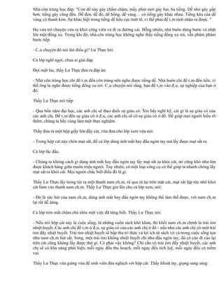 Nhà côn trùng học đáp: "Con dế này gáy chầm chậm, mấy phút mới gáy hai, ba tiếng. Dế nhỏ gáy gấp
hơn, tiếng gáy cũng đều. Dế đen, dế đỏ, dế hồng, dế vàng… có tiếng gáy khác nhau. Tiếng kêu của dế
vàng có thanh kim. Sự khác biệt trong tiếng dế kêu cực tinh tế, vì thế phải để tâm mới nhận ra được. "

Họ vừa trò chuyện vừa ra khỏi công viên và đi ra đường cái. Bỗng nhiên, nhà buôn dừng bước và nhặt
lên một đồng xu. Trong khi đó, nhà côn trùng học không nghe thấy tiếng đồng xu rơi, vẫn phăm phăm
bước tiếp.

- Câu chuyện đó nói lên điều gì? Lư Thực hỏi.

Cả lớp nghĩ ngợi, chưa ai giải đáp.

Đợi một lúc, thầy Lư Thực đưa ra đáp án:

- Nhà côn trùng học chỉ để tâm đến côn trùng nên nghe được tiếng dế. Nhà buôn chỉ để tâm đến tiền, vì
thế ông ta nghe được tiếng đồng xu rơi. Câu chuyện nói rằng, bạn để tâm vào đâu, sự nghiệp của bạn ở
đó.

Thầy Lư Thực nói tiếp:

- Qua bốn năm đại học, các anh chị sẽ theo đuổi sự giàu có. Xin hãy nghĩ kỹ, cái gì là sự giàu có của
các anh chị. Để tâm đến sự giàu có ở đâu, các anh chị sẽ có sự giàu có ở đó. Để giúp mọi người hiểu rõ
thêm, chúng ta hãy cùng làm một thực nghiệm.

Thầy đưa ra một hộp giấy lớn đầy cát, vừa đưa cho lớp xem vừa nói:

- Trong hộp cát này chôn mạt sắt, đố cả lớp dùng ánh mắt hay đầu ngón tay mà lấy được mạt sắt ra.

Cả lớp lắc đầu.

- Chúng ta không cách gì dùng ánh mắt hay đầu ngón tay lấy mạt sắt ra khỏi cát, nó cũng khó như tìm
được khách hàng giữa muôn triệu người. Tuy nhiên, có một loại công cụ có thể giúp ta nhanh chóng lấy
mạt sắt ra khỏi cát. Mọi người chắc biết điều đó là gì.

Thầy Lư Thực lấy trong túi ra một thanh nam châm, rà qua rà lại trên mặt cát, mạt sắt lập tức nhô khỏi
cát bám vào thanh nam châm. Thầy Lư Thực giơ lên cho cả lớp xem, nói:

- Đó là sức hút của nam châm, dùng ánh mắt hay đầu ngón tay không thể làm thế được, với nam châm
lại rất dễ dàng.

Cả lớp tròn mắt chăm chú nhìn một việc đã từng biết. Thầy Lư Thực nói:

- Nếu nói hộp cát này là cuộc sống, là những cuốn sách khô khan, thì khối nam châm chính là trái tim
nhiệt huyết. Các anh chị để tâm ở đâu, sự giàu có của các anh chị ở đó - nếu như các anh chị có một trái
tim đầy nhiệt huyết. Trái tim nhiệt huyết sẽ hấp thu tri thức và lợi ích từ sách vở và trong cuộc sống tựa
như nam châm hút sắt. Song, một trái tim không nhiệt huyết chỉ như đầu ngón tay, dù có cào đi cào lại
trên cát cũng không lấy được thứ gì. Có phải vậy không? Chỉ cần có trái tim đầy nhiệt huyết, các anh
chị sẽ có khả năng phát hiện, mỗi ngày đều thu hoạch, mỗi ngày đều tích luỹ, mỗi ngày đều có niềm
vui.

Thầy Lư Thực vừa giảng vừa để sinh viên đùa nghịch với hộp cát. Thầy khoát tay, giọng sang sảng:
 