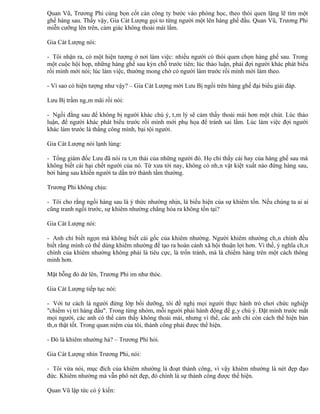 Quan Vũ, Trương Phi cùng bọn cốt cán công ty bước vào phòng học, theo thói quen lặng lẽ tìm một
ghế hàng sau. Thấy vậy, Gia Cát Lượng gọi to từng người một lên hàng ghế đầu. Quan Vũ, Trương Phi
miễn cưỡng lên trên, cảm giác không thoải mái lắm.

Gia Cát Lượng nói:

- Tôi nhận ra, có một hiện tượng ở nơi làm việc: nhiều người có thói quen chọn hàng ghế sau. Trong
một cuộc hội họp, những hàng ghế sau kýn chỗ trước tiên; lúc thảo luận, phải đợi người khác phát biểu
rồi mình mới nói; lúc làm việc, thường mong chờ có người làm trước rồi mình mới làm theo.

- Vì sao có hiện tượng như vậy? – Gia Cát Lượng mời Lưu Bị ngồi trên hàng ghế đại biểu giải đáp.

Lưu Bị trầm ngâm mãi rồi nói:

- Ngồi đằng sau để không bị người khác chú ý, tâm lý sẽ cảm thấy thoải mái hơn một chút. Lúc thảo
luận, để người khác phát biểu trước rồi mình mới phụ họa để tránh sai lầm. Lúc làm việc đợi người
khác làm trước là thắng công mình, bại tội người.

Gia Cát Lượng nói lạnh lùng:

- Tổng giám đốc Lưu đã nói ra tâm thái của những người đó. Họ chỉ thấy cái hay của hàng ghế sau mà
không biết cái hại chết người của nó. Từ xưa tới nay, không có nhân vật kiệt xuất nào đứng hàng sau,
bởi hàng sau khiến người ta dần trở thành tầm thường.

Trương Phi không chịu:

- Tôi cho rằng ngồi hàng sau là ý thức nhường nhịn, là biểu hiện của sự khiêm tốn. Nếu chúng ta ai ai
cũng tranh ngồi trước, sự khiêm nhường chẳng hóa ra không tồn tại?

Gia Cát Lượng nói:

- Anh chỉ biết ngọn mà không biết cái gốc của khiêm nhường. Người khiêm nhường chân chính đều
biết rằng mình có thể dùng khiêm nhường để tạo ra hoàn cảnh xã hội thuận lợi hơn. Vì thế, ý nghĩa chân
chính của khiêm nhường không phải là tiêu cực, là trốn tránh, mà là chiếm hàng trên một cách thông
minh hơn.

Mặt bỗng đỏ dừ lên, Trương Phi im như thóc.

Gia Cát Lượng tiếp tục nói:

- Với tư cách là người đứng lớp bồi dưỡng, tôi đề nghị mọi người thực hành trò chơi chức nghiệp
"chiếm vị trí hàng đầu". Trong từng nhóm, mỗi người phải hành động để gây chú ý. Đặt mình trước mắt
mọi người, các anh có thể cảm thấy không thoải mái, nhưng vì thế, các anh chỉ còn cách thể hiện bản
thân thật tốt. Trong quan niệm của tôi, thành công phải được thể hiện.

- Đó là khiêm nhường hả? – Trương Phi hỏi.

Gia Cát Lượng nhìn Trương Phi, nói:

- Tôi vừa nói, mục đích của khiêm nhường là đoạt thành công, vì vậy khiêm nhường là nét đẹp đạo
đức. Khiêm nhường mà vẫn phô nét đẹp, đó chính là sự thành công được thể hiện.

Quan Vũ lập tức có ý kiến:
 