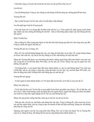 - Lãnh đạo công ty chỉ yêu cầu ta bán đủ chỉ tiêu, họ cần gì biết ta bán cho ai?

Lưu Bị nói:

- Các đó không được! Công ty cho chúng ta một tháng là để thử năng lực, không phải để bán lược.

Trương Phi nói:

- Đại ca thật thà quá. Em hỏi anh: anh có muốn được nhận không?

Lưu Bị nghĩ ngợi một lát rồi quả quyết:

- Cha anh trước lúc lâm chung dặn dò đinh ninh anh hai câu: "Làm người tốt, phải quang minh chính
đại; thành việc lớn, không thể không đổ mồ hôi". Anh có thể không được nhận việc chứ không thể lừa
dối người!

Quan Vũ phụ họa:

- Đại ca đúng rồi. Bậc trượng phu hành xử trên đời như thái dương qua bầu trời, như sông chảy qua đất.
Công ty chính cần người như đại ca!

Trương Phi giơ tay xin hàng, nói:

- Rồi, rồi! Các anh đã khăng khăng như vậy, em cũng chỉ biết nắm vạt áo theo. Ôi, trong trường chúng
ta là học sinh xuất sắc, vậy mà kỳ thi này chúng ta về bét, thật không còn mặt mũi nào!

Đúng như Trương Phi đoán, sau một tháng thử thách, những người khác đền hoàn thành vượt mức yêu
cầu, trong đó có Lã Bố bán được 999 chiếc, chỉ ba anh em về bét. Đổng Trác gọi ba người lên văn
phòng, hỏi giận dữ:

- Tôi không hiểu, vì sao người khác đều hoàn thành nhiệm vụ, duy ba anh không được? Các anh xem
Lã Bố đấy, anh ta vào công ty cùng đợt, cùng tập huấn với các anh, vậy mà bán được 999 chiếc, chỉ
kém tôi đúng một chiếc! Không hiểu suốt tháng qua các anh làm gì?

Trương Phi nói ngang:

- Ai bảo người ta hoàn thành nhiệm vụ? Tôi dám chắc họ lừa dối, tự bỏ tiền ra mua cho đủ số.

Đổng Trác phát cáu:

- Tự bỏ tiền thì làm sao? Tự bỏ tiền ra mua nghĩa là họ thích sản phẩm của công ty. "Kỉ sở bất dục, vật
thi ư nhân" (điều mình không muốn thì đừng làm cho người khác), người bán hàng yêu thích sản phẩm
của mình là có đạo đức nghề nghiệp rất tốt. Sao các anh không học họ?

Đổng Trác gõ gõ bút xuống mặt bàn, trầm ngâm một lát, sau đó nói từ tốn:

- Thế này nhé, tôi cho các anh thêm một tháng thử việc nữa. Công ty không để ý tiền mua lược là của
các anh hay người khác, tóm lại, công ty dựa vào doanh số bán mà luận anh hùng. Mong các anh không
phụ lòng kỳ vọng của tôi!

Ngượng chín người, Lưu Bị vừa cung kính chào Đổng Trác vừa ra hiệu cho Quan Vũ và Trương Phi
mau lui ra. Đáng hổ thay, hết tháng thứ hai mà họ cũng không hoàn thành nhiệm vụ.
 