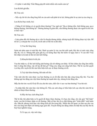 - Có phải vì anh thấy Trần Đăng giúp đỡ mình nhiều nên muốn cảm tạ?

Lưu Bị khẽ gật đầu.

Mi Trúc nói:

- Nếu vậy thì tôi cho rằng lòng biết ơn của anh xuất phát từ tư lợi, không phải là sự cảm tạ của công ty.

Lưu Bị hơi bực mình, hỏi:

- Chẳng lẽ tôi không có cả quyền khen thưởng? Tục ngữ nói "Quân không tiền, lính không qua; quân
không thưởng, lính không lại". Đường đường là giám đốc, nếu không thưởng được cho người ta thì còn
ai làm việc?

Mi Trúc nói:

- Làm giám đốc thì thưởng nhân viên là chuyện đương nhiên, nhưng tuyệt đối không được tuỳ tiện. Để
tôi kể câu chuyện thỏ và cà rốt, từ đó anh có thể rút ra đôi điều.

       1) Vua thỏ lúng túng

Sườn núi phía nam có một bầy thỏ. Dưới sự quản lý của vua thỏ mắt xanh, bầy thỏ có một cuộc sống
đầy đủ, vui vẻ. Nhưng thời gian gần đây số lương thực bầy thỏ kiếm về ngày một ít. Vì sao nhỉ? Vua
thỏ nhận ra là một số thỏ trở nên lười biếng.

       2) Khuyến khích là tất yếu

Vua thỏ nhận ra, số thỏ lười biếng ảnh hưởng xấu tới những con khác. Số thỏ chăm cho rằng làm nhiều
làm ít cũng như nhau, vậy nỗ lực để làm gì? Từng con, từng con cũng lười theo. Thế là vua thỏ quyết
tâm thay đổi, tuyên bố thỏ nào biểu hiện tích cực sẽ được thưởng cà rốt.

       3) Tuỳ tiện khen thưởng, bất mãn nổi lên

Việc một chú thỏ xám được vua ban thưởng củ cà rốt đầu tiên làm dậy sóng trong bầy thỏ. Vua thỏ
không ngờ tác động của việc khen thưởng lại mạnh như vậy, nhưng là tác động xấu.

Mấy lão thỏ tìm vua kể lể tội lỗi của chú thỏ xám, chất vấn vì sao vua ban thưởng? Vua thỏ nói:

- Ta nhận thấy thỏ xám làm việc không tồi. Nếu các anh cũng có biểu hiện tích cực như thỏ xám thì tự
nhiên sẽ được khen thưởng.

       4) Bầy thỏ học cách đóng kịch

Thế là bầy thỏ phát hiện ra bí quyết để được khen thưởng. Cả bọn cho rằng: chỉ cần giỏi "thể hiện"
trước vua thỏ là được nhận cà rốt thưởng. Một số bác thỏ chân chất không giỏi "trình diễn" sinh buồn
rầu. Dần đà, phong cách làm việc đóng kịch nổi lên trong bầy. Nhiều thỏ chỉ quan tâm làm sao cho vua
thỏ vừa lòng nên thậm chí không ngại gian dối. Truyền thống lao động chăm chỉ thật thà của bầy thỏ bị
huỷ hoại nghiêm trọng.

       5) Có quy củ, việc mới chạy
 