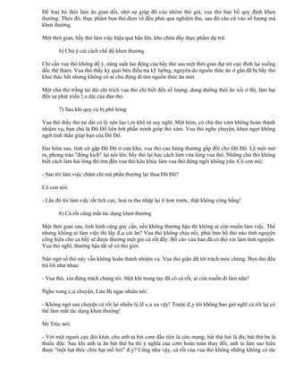 Để loại bỏ thói làm ăn gian dối, nhờ sự giúp đỡ của nhóm thỏ già, vua thỏ ban bố quy định khen
thưởng. Theo đó, thực phẩm bọn thỏ đem về đều phải qua nghiệm thu, sau đó căn cứ vào số lượng mà
khen thưởng.

Một thời gian, bầy thỏ làm việc hiệu quả hẳn lên, kho chứa đầy thực phẩm dự trữ.

       6) Chú ý cải cách chế độ khen thưởng

Chỉ cần vua thỏ không để ý, năng suất lao động của bầy thỏ sau một thời gian đạt tới cực đỉnh lại xuống
dốc thê thảm. Vua thỏ thấy kỳ quái bèn điều tra kỹ lưỡng, nguyên do nguồn thức ăn ở gần đã bị bầy thỏ
khai thác hết nhưng không có ai chủ động đi tìm nguồn thức ăn mới.

Một chú thỏ trắng tai dài chỉ trích vua thỏ chỉ biết đến số lượng, dung dưỡng thói ăn xổi ở thì, làm hại
đến sự phát triển lâu dài của đàn thỏ.

       7) Sau khi quy củ bị phá hỏng

Vua thỏ thấy thỏ tai dài có lý nên lao tâm khổ tứ suy nghĩ. Một hôm, có chú thỏ xám không hoàn thành
nhiệm vụ, bạn chú là Đô Đô liền bớt phần mình giúp thỏ xám. Vua thỏ nghe chuyện, khen ngợi không
ngớt tinh thần giúp bạn của Đô Đô.

Hai hôm sau, tình cờ gặp Đô Đô ở cửa kho, vua thỏ cao hứng thưởng gấp đôi cho Đô Đô. Lệ mới mở
ra, phong trào "đóng kịch" lại nổi lên, bầy thỏ lại học cách làm vừa lòng vua thỏ. Những chú thỏ không
biết cách làm hài lòng thì tìm đến vua thỏ kêu khóc làm vua thỏ đứng ngồi không yên. Có con nói:

- Sao tôi làm việc chăm chỉ mà phần thưởng lại thua Đô Đô?

Có con nói:

- Lần đó tôi làm việc rất tích cực, hoá ra thu nhập lại ít hơn trước, thật không công bằng!

       8) Cà rốt cũng mất tác dụng khen thưởng

Một thời gian sau, tình hình càng gay cấn, nếu không thưởng hậu thì không ai còn muốn làm việc. Thế
nhưng không ai làm việc thì lấy đâu cái ăn? Vua thỏ không chịu nổi, phải ban bố thỏ nào tình nguyện
cống hiến cho cả bầy sẽ được thưởng một giỏ cà rốt đầy. Bố cáo vừa ban đã có thỏ xin làm tình nguyện.
Vua thỏ nghĩ, thưởng hậu tất sẽ có thỏ giỏi.

Nào ngờ số thỏ này vẫn không hoàn thành nhiệm vụ. Vua thỏ giận dữ tới trách móc chúng. Bọn thỏ đều
trả lời như nhau:

- Vua thỏ, xin đừng trách chúng tôi. Một khi trong tay đã có cà rốt, ai còn muốn đi làm nữa?

Nghe xong câu chuyện, Lưu Bị ngạc nhiên nói:

- Không ngờ sau chuyện cà rốt lại nhiều lý lẽ sâu xa vậy! Trước đây tôi không bao giờ nghĩ cà rốt lại có
thể làm mất tác dụng khen thưởng!

Mi Trúc nói:

- Với một người cực đói khát, cho anh ta bát cơm đầu tiên là cứu mạng; bát thứ hai là đủ; bát thứ ba là
thuốc độc. Sau khi anh ta ăn bát thứ ba thì ý nghĩa của cơm hoàn toàn thay đổi, anh ta làm sao hiểu
được "một hạt thóc chín hạt mồ hôi" đây? Cũng như vậy, cà rốt của vua thỏ không những không có tác
 