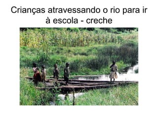 Crianças atravessando o rio para ir à escola - creche 