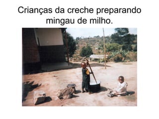 Crianças da creche preparando mingau de milho. 