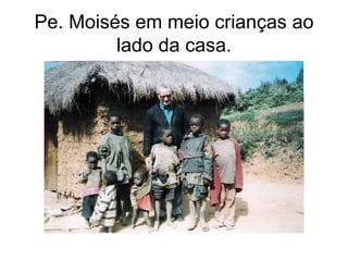 Pe. Moisés em meio crianças ao lado da casa. 