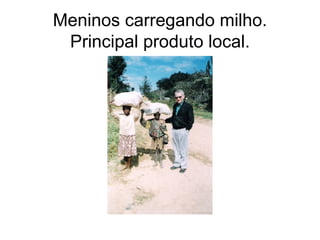 Meninos carregando milho. Principal produto local. 