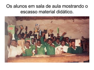Os alunos em sala de aula mostrando o escasso material didático. 