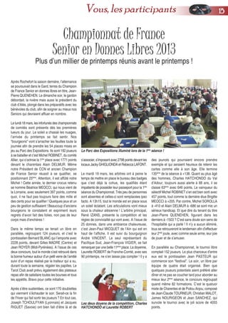 Championnat de France
Senior en Donnes Libres 2013
Plus d’un millier de printemps réunis avant le printemps !
Après Rochefort la saison dernière, l’alternance
se poursuivait dans le Gard, terres du Champion
de France Senior en donnes libres en titre, Jean-
Pierre QUENEHEN. Le dimanche soir, le gardon
débordait, la rivière mais aussi le président du
club d’Alès, plongé dans les préparatifs avec les
bénévoles du club, afin de soigner au mieux nos
Seniors qui devraient affluer en nombre.
Le lundi 18 mars, les infortunés des championnats
de comités sont présents dès les premières
lueurs du jour. Le soleil a chassé les nuages,
l’arrivée du printemps se fait sentir. Nos
“bourgeons” vont s’arracher les feuilles toute la
journée afin de prendre les 54 places mises en
jeu au Parc des Expositions. Ils sont 192 joueurs
à se batailler et c’est Michel ROBINET, du comité
Allier, qui s’octroie la 1ère
place avec 1771 points
devant le charentais Alain DELMUR. Même
notre Président de CCN et ancien Champion
de France Senior réussit à se qualifier, se
positionnant 25ème
. Attention, il est affûté notre
Michel ! Cette année, le dernier crocus retenu
se nomme Béatrice MEOCCI, qui nous vient de
la Lorraine, avec seulement 397 points, comme
quoi, il ne faut pas toujours faire des mille et
des cents pour se qualifier ! Quelques jeux et un
peu de gestion suffisaient ! Beaucoup d’anciens
bourgeons le constatent et expriment leurs
regrets d’avoir fait des folies, non pas de leur
corps mais d’enchères !
Dans le même temps se tenait un libre en
parallèle, regroupant 124 joueurs, et c’est le
pontissalien Bernard BLANC qui l’emporte avec
2228 points, devant Gilles MADRE (Centre) et
Jean ROYER (Midi-Pyrénées). A l’issue de ces
deux concours, tout le monde s’est retrouvé dans
la bonne humeur autour d’un petit verre de l’amitié
suivi d’un repas réalisé par le traiteur qui a su,
durant toute la semaine, régaler les papilles. Le
Tarot Club avait prévu également des plateaux
repas afin de satisfaire toutes les bourses et tous
les appétits. Bravo pour cette initiative.
Après s’être sustentées, ce sont 170 doublettes
qui viennent s’échauder le soir. Serait-ce la fin
de l’hiver qui fait sortir les joueurs ? En tout cas,
Joseph TCHOULFYAN (Lyonnais) et Jacques
RIGUET (Savoie) ont bien fait d’être là et de
s’associer, s’imposant avec 2798 points devant les
locaux Jacky GHIGLIONDA et Rebecca LAFONT.
Le mardi 19 mars, les arbitres ont à peine le
temps de mettre en place le bureau des badges
que c’est déjà la cohue, les qualifiés étant
impatients de posséder leur passeport pour la 1ère
séance du Championnat. Très peu de personnes
sont absentes et celles-ci sont remplacées ipso
facto. A 13h15, tout le monde est en place sous
un soleil éclatant. Les articulations vont mieux
sous la chaleur alésienne ! L’arbitre principal,
René IZANS, présente la compétition et les
règles de convivialité qui vont avec. A l’issue de
25 donnes, dans une ambiance chaleureuse,
c’est Jean-Paul MICQUET de l’Ain qui est en
haut de l’affiche. Il est suivi du bourguignon
André VINCENT. Le seul représentant du
Pacifique Sud, Jean-François VIGIER, se fait
remarquer par une belle 11ème
place. La doyenne,
Laurette ROBERT de Franche-Comté, avec ses
90 printemps, ne s’en laisse pas compter ! Il y a
des jeunots qui pourraient encore prendre
exemple et qui seraient heureux de retenir les
cartes comme elle à son âge. Elle termine
135ème
de la séance à +138. Quant au plus âgé
des hommes, Charles HATCHONDO du Val
d’Adour, toujours aussi alerte à 88 ans, il se
classe 63ème
avec 646 points. Le vainqueur du
sélectif Michel ROBINET s’en est bien sorti avec
457 points, tout comme la dernière élue Brigitte
MEOCCI à +205. Par contre, Michel SOROLLA
à -410 et Alain DELMUR à -686 se sont mis un
sérieux handicap. Et que dire du tenant du titre
Jean-Pierre QUENEHEN, figurant dans les
derniers à -1503 ? C’est sans doute son sens de
l’hospitalité qui a parlé ! Il n’y a aucun éliminé,
tous se retrouveront le lendemain afin d’effectuer
leur 2nde
joute, avec comme seule arme, leur joie
de jouer et de s’amuser.
En parallèle au Championnat, le tournoi libre
comptait 152 joueurs. Le plus chanceux d’entre
eux est le pontissalien Jean PASTEUR qui
commence son “festival”. Le soir, un libre par
équipe de quatre était organisé. Bien que
quelques joueurs potentiels aient préféré aller
dîner et ne pas se coucher tard pour aborder au
mieux leur 2ème
séance, le concours regroupait
quand même 82 formations. C’est le quatuor
mixte de Charentes et de Poitou Anjou, composé
de Jean-Claude TOURNEUR, Christian MALOT,
James NOURIGEON et Jean SANCHEZ, qui
survole le tournoi avec le joli score de 4055
points.
Le Parc des Expositions illuminé lors de la 1ère
séance !
Les deux doyens de la compétition, Charles
HATCHONDO et Laurette ROBERT
1155Vous, les participants
 