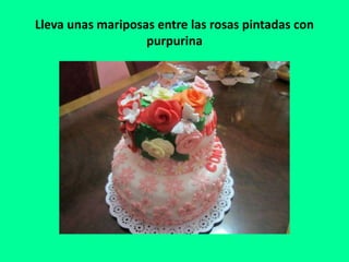 Lleva unas mariposas entre las rosas pintadas con
purpurina
 