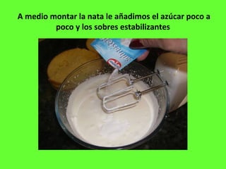 A medio montar la nata le añadimos el azúcar poco a
poco y los sobres estabilizantes
 