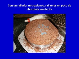 Con un rallador microplanos, rallamos un poco de chocolate con leche 