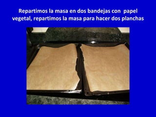 Repartimos la masa en dos bandejas con  papel vegetal, repartimos la masa para hacer dos planchas 