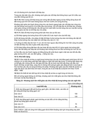 với d là đường kính của thanh cốt thép dọc.
Trong các cấu kiện chịu uốn, khoảng cách giữa các cốt thép đai không được quá 3/4 chiều cao
của dầm không quá 50 cm.
10.11.10. Hàm lượng cốt thép trong các tường đặt cốt thép ngang và dọc thẳng đứng được kể
đến trong quá trình tính toán không được nhỏ hơn 0,05% cho từng phương.
Khoảng cách giữa các thanh đứng cũng như các thanh ngang hoặc các cốt thép dọc cũng như
các đai không vượt quá 8h (h là chiều dày của tường). Với cốt thép đai và cốt thép dọc, khoảng
cách giữa chúng có thể tăng lên nếu kết quả tính toán kiểm tra khả năng chịu lực của tấm tường
ở vùng giữa các đai và cốt thép dọc cho phép.
10.11.11. Đặt cốt thép trong tường phải tuân theo các qui tắc sau:
a) Cốt thép ngang của tường được bố trí phân bố ở các mạch vữa của khối xây;
b) Khi tải trọng một dấu, cho phép chỉ đặt cốt thép ở phía tường chịu kéo mà không cần đặt cốt
thép ở phía tường chịu nén (diện tích cốt thép chịu nén A't = 0);
c) Tường có chiều dày lớn hơn 11 cm, khi mô men ngược dấu không lớn hơn lắm cũng cho phép
chỉ đặt cốt thép chịu kéo ở giữa chiều dày tường;
d) Cốt thép thẳng đứng đặt theo cấu tạo hoặc để chịu kéo bố trí ở phía ngoài của tường phải
được liên kết bằng các thép đai với khoảng cách không thưa hơn 80d và không lớn hơn 50 cm;
e) Các đầu của các thanh ngang và thẳng đứng cần phải được ngàm chặt vào các kết cấu tiếp
giáp (tường chính, cột, các dầm giằng…) bằng các neo.
10.12. Khe biến dạng
10.12.1. Khe nhiệt độ và khe co ngót trong trường hợp của các nhà bằng gạch phải được bố trí ở
những vị trí có khả năng xuất hiện biến dạng co ngót một cách tập trung, vì những biến dạng này
có thể gây nên những vết nứt, đứt gãy khối xây, lật và trượt của khối xây (theo các đầu của
thanh cốt thép và bản thép, cũng như ở những chỗ tường bị giảm yếu đáng kể bởi ô cửa hoặc lỗ
hở) mà theo yêu cầu sử dụng là không cho phép. Khoảng cách giữa các khe nhiệt độ và khe co
ngót cần được xác định theo tính toán, trong đó các trị số nhiệt độ và độ ẩm tính theo TCVN
4605 : 1988.
10.12.2. Khi thiết kế nên kết hợp bố trí khe nhiệt độ và khe co ngót trùng với khe lún.
Đối với tường ngoài không có cốt thép, khoảng cách lớn nhất giữa các khe nhiệt độ không cần
tính toán mà lấy theo Bảng 32.
Bảng 32 - Khoảng cách lớn nhất giữa các khe nhiệt độ trong tường của các ngôi nhà
Đơn vị tính bằng mét
Loại khối xây Khoảng cách
1. Khối xây bằng gạch đất sét thường, gạch gốm, đá thiên nhiên, các blốc cỡ
lớn bằng bê tông hay bằng gạch với:
mác vữa 5 100
mác vữa 2,5 120
2. Khối xây bằng gạch silicát, gạch bê tông và các blốc cỡ lớn bằng bê tông
silicát hay bằng gạch silicát với:
mác vữa ≥ 5 70
mác vữa ≤ 2,5 80
CHÚ THÍCH 1: Đối với công trình bằng gạch đá lộ thiên khoảng cách ghi trong bảng này phải
nhân với hệ số 0,5.
 