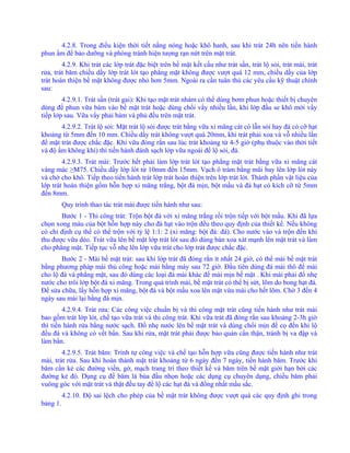 4.2.8. Trong điều kiện thời tiết nắng nóng hoặc khô hanh, sau khi trát 24h nên tiến hành
phun ẩm để bảo dưỡng và phòng tránh hiện tượng rạn nứt trên mặt trát.
4.2.9. Khi trát các lớp trát đặc biệt trên bề mặt kết cấu như trát sần, trát lộ sỏi, trát mài, trát
rửa, trát băm chiều dầy lớp trát lót tạo phẳng mặt không được vượt quá 12 mm, chiều dầy của lớp
trát hoàn thiện bề mặt không được nhỏ hơn 5mm. Ngoài ra cần tuân thủ các yêu cầu kỹ thuật chính
sau:
4.2.9.1. Trát sần (trát gai): Khi tạo mặt trát nhám có thể dùng bơm phun hoặc thiết bị chuyên
dùng để phun vữa bám vào bề mặt trát hoặc dùng chổi vẩy nhiều lần, khi lớp đầu se khô mới vẩy
tiếp lớp sau. Vữa vẩy phải bám và phủ đều trên mặt trát.
4.2.9.2. Trát lộ sỏi: Mặt trát lộ sỏi được trát bằng vữa xi măng cát có lẫn sỏi hay đá có cỡ hạt
khoảng từ 5mm đến 10 mm. Chiều dầy trát không vượt quá 20mm, khi trát phải xoa và vỗ nhiều lần
để mặt trát được chắc đặc. Khi vữa đóng rắn sau lúc trát khoảng từ 4-5 giờ (phụ thuộc vào thời tiết
và độ ẩm không khí) thì tiến hành đánh sạch lớp vữa ngoài để lộ sỏi, đá.
4.2.9.3. Trát mài: Trước hết phải làm lớp trát lót tạo phẳng mặt trát bằng vữa xi măng cát
vàng mác ≥M75. Chiều dầy lớp lót từ 10mm đến 15mm. Vạch ô trám bằng mũi bay lên lớp lót này
và chờ cho khô. Tiếp theo tiến hành trát lớp trát hoàn thiện trên lớp trát lót. Thành phần vật liệu của
lớp trát hoàn thiện gồm hỗn hợp xi măng trắng, bột đá mịn, bột mầu và đá hạt có kích cỡ từ 5mm
đến 8mm.
Quy trình thao tác trát mài được tiến hành như sau:
Bước 1 - Thi công trát: Trộn bột đá với xi măng trắng rồi trộn tiếp với bột mầu. Khi đã lựa
chọn xong màu của bột hỗn hợp này cho đá hạt vào trộn đều theo quy định của thiết kế. Nếu không
có chỉ định cụ thể có thể trộn với tỷ lệ 1:1: 2 (xi măng: bột đá: đá). Cho nước vào và trộn đến khi
thu được vữa dẻo. Trát vữa lên bề mặt lớp trát lót sau đó dùng bàn xoa xát mạnh lên mặt trát và làm
cho phẳng mặt. Tiếp tục vỗ nhẹ lên lớp vữa trát cho lớp trát được chắc đặc.
Bước 2 - Mài bề mặt trát: sau khi lớp trát đã đóng rắn ít nhất 24 giờ, có thể mài bề mặt trát
bằng phương pháp mài thủ công hoặc mài bằng máy sau 72 giờ. Đầu tiên dùng đá mài thô để mài
cho lộ đá và phẳng mặt, sau đó dùng các loại đá mài khác để mài mịn bề mặt . Khi mài phải đổ nhẹ
nước cho trôi lớp bột đá xi măng. Trong quá trình mài, bề mặt trát có thể bị sứt, lõm do bong hạt đá.
Để sửa chữa, lấy hỗn hợp xi măng, bột đá và bột mầu xoa lên mặt vừa mài cho hết lõm. Chờ 3 đến 4
ngày sau mài lại bằng đá mịn.
4.2.9.4. Trát rửa: Các công việc chuẩn bị và thi công mặt trát cũng tiến hành như trát mài
bao gồm trát lớp lót, chế tạo vữa trát và thi công trát. Khi vữa trát đã đóng rắn sau khoảng 2-3h giờ
thì tiến hành rửa bằng nước sạch. Đổ nhẹ nước lên bề mặt trát và dùng chổi mịn để cọ đến khi lộ
đều đá và không có vết bẩn. Sau khi rửa, mặt trát phải được bảo quản cẩn thận, tránh bị va đập và
làm bẩn.
4.2.9.5. Trát băm: Trình tự công việc và chế tạo hỗn hợp vữa cũng được tiến hành như trát
mài, trát rửa. Sau khi hoàn thành mặt trát khoảng từ 6 ngày đến 7 ngày, tiến hành băm. Trước khi
băm cần kẻ các đường viền, gờ, mạch trang trí theo thiết kế và băm trên bề mặt giới hạn bởi các
đường kẻ đó. Dụng cụ để băm là búa đầu nhọn hoặc các dụng cụ chuyên dụng, chiều băm phải
vuông góc với mặt trát và thật đều tay để lộ các hạt đá và đồng nhất mầu sắc.
4.2.10. Độ sai lệch cho phép của bề mặt trát không được vượt quá các quy định ghi trong
bảng 1.
 