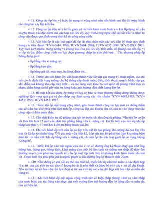 4.1.1. Công tác ốp bảo vệ hoặc ốp trang trí công trình nên tiến hành sau khi đã hoàn thành
các công tác xây lắp kết cấu.
4.1.2. Công tác ốp trên kết cấu lắp ghép có thể tiến hành trước hoặc sau khi lắp dựng kết cấu
và phụ thuộc vào đặc điểm của các loại vật liệu ốp, quy trình công nghệ chế tạo kết cấu và trình tự
công việc được quy định trong thiết kế thi công công trình.
4.1.3. Vật liệu ốp là các loại gạch đá ốp lát phải thỏa mãn các yêu cầu kỹ thuật quy định
trong các tiêu chuẩn TCVN 6414: 1998, TCVN 6884: 2001, TCVN 4732:1989, TCVN 6883: 2001.
Tuỳ theo kích thước, trọng lượng và chủng loại của vật liệu ốp, tính chất, độ phẳng của nền ốp, vị
trí ốp và đặc điểm công trình mà lựa chọn phương pháp ốp cho phù hợp… Các phương pháp ốp
thông dụng gồm:
- Ốp bằng vữa xi măng cát.
- Ốp bằng keo gắn.
- Ốp bằng giá đỡ, móc treo, bu lông, đinh vít...
4.1.4. Trước khi tiến hành ốp, cần hoàn thành việc lắp đặt các mạng kỹ thuật ngầm, các chi
tiết có chỉ định đặt trong tường cho hệ thống cấp thoát nước, điện, điện thoại, truyền hình, cấp ga,
khí, điều hoà không khí, cáp máy tính… và các công việc khác có liên quan để phòng tránh mọi va
chạm, chấn động có thể gây nên hư hỏng hoặc ảnh hưởng đến chất lượng lớp ốp.
4.1.5. Bề mặt kết cấu được ốp trang trí hay ốp bảo vệ theo phương thẳng đứng không được
nghiêng lệch vượt quá giá trị cho phép quy định trong các tiêu chuẩn TCVN 4085:1985, TCVN
4453: 1995, TCVN 4452: 1987.
4.1.6. Trước khi ốp mặt trong công trình, phải hoàn thành công tác lợp mái và chống thấm
các kết cấu bao che phía trên diện tích ốp, công tác lắp các khuôn cửa sổ, cửa ra vào cũng như các
công việc có liên quan khác.
4.1.7. Cần phải kiểm tra độ phẳng của nền ốp trước khi thi công ốp phẳng. Nếu nền ốp có độ
lồi lõm lớn hơn 15 mm cần phải trát phẳng bằng vữa xi măng cát. Độ lồi lõm của nền ốp khi ốp
bằng keo phải ≤ ± 3mm khi kiểm tra bằng thuớc dài 2m.
4.1.8. Chỉ tiến hành ốp trên nền ốp có lớp vữa trát lót tạo phẳng khi cường độ của lớp vữa
trát lót đã đạt tối thiểu bằng 75% của mác vữa thiết kế. Lớp vữa trát lót phải bảo đảm khả năng bám
dính tốt với nền trát. Khi ốp bằng vữa xi măng cát, chỉ nên ốp cho các loại gạch ốp có trọng lượng
≤20kg/m2
.
4.1.9. Trước khi ốp vào mặt ngoài của các vị trí có đường ống kỹ thuật chạy qua như ống
thông hơi, thông gió, thông khói, kênh máng cho thiết bị làm lạnh và những nơi nhiệt độ thay đổi
thường xuyên, cần phải bọc quanh kết cấu ốp một lớp lưới thép có đường kính 1mm trước khi trát
lót . Đoạn lưới bọc phải phủ quá ra ngoài phạm vi các đường ống kỹ thuật ít nhất 20cm.
4.1.10. Nếu không có chỉ dẫn cụ thể của thiết kế, trước khi ốp cần tính toán và xác định hợp
lý vị trí của các viên ốp sao cho số lượng bị cắt là nhỏ nhất và được bố trí ở các vị trí dễ che khuất.
Nếu vật liệu ốp có hoa văn cần lựa chọn vị trí của viên ốp sao cho phù hợp với hoa văn và mầu sắc
trang trí.
4.1.11. Khi tiến hành ốp mặt ngoài công trình nên có biện pháp phòng tránh sự xâm nhập
của nước hoặc các tác động xâm thực của môi trường làm ảnh hưởng đến độ đồng đều và mầu sắc
của vật liệu ốp.
 