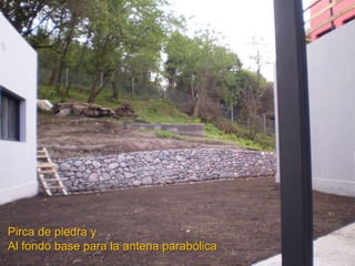 Pirca de piedra y al fondo
base para la antena parabólica
 