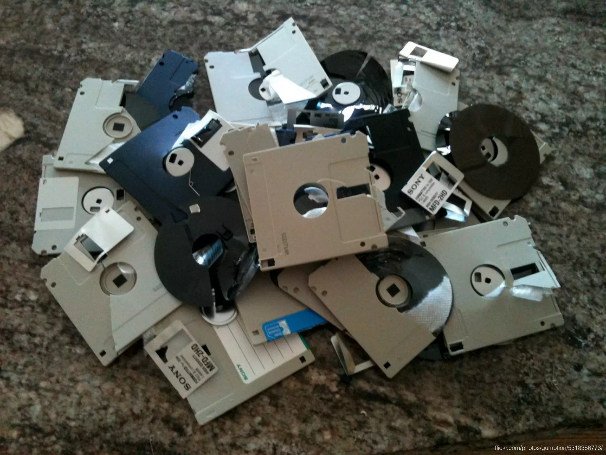 ﬂickr.com/photos/gumption/5318386773/
 