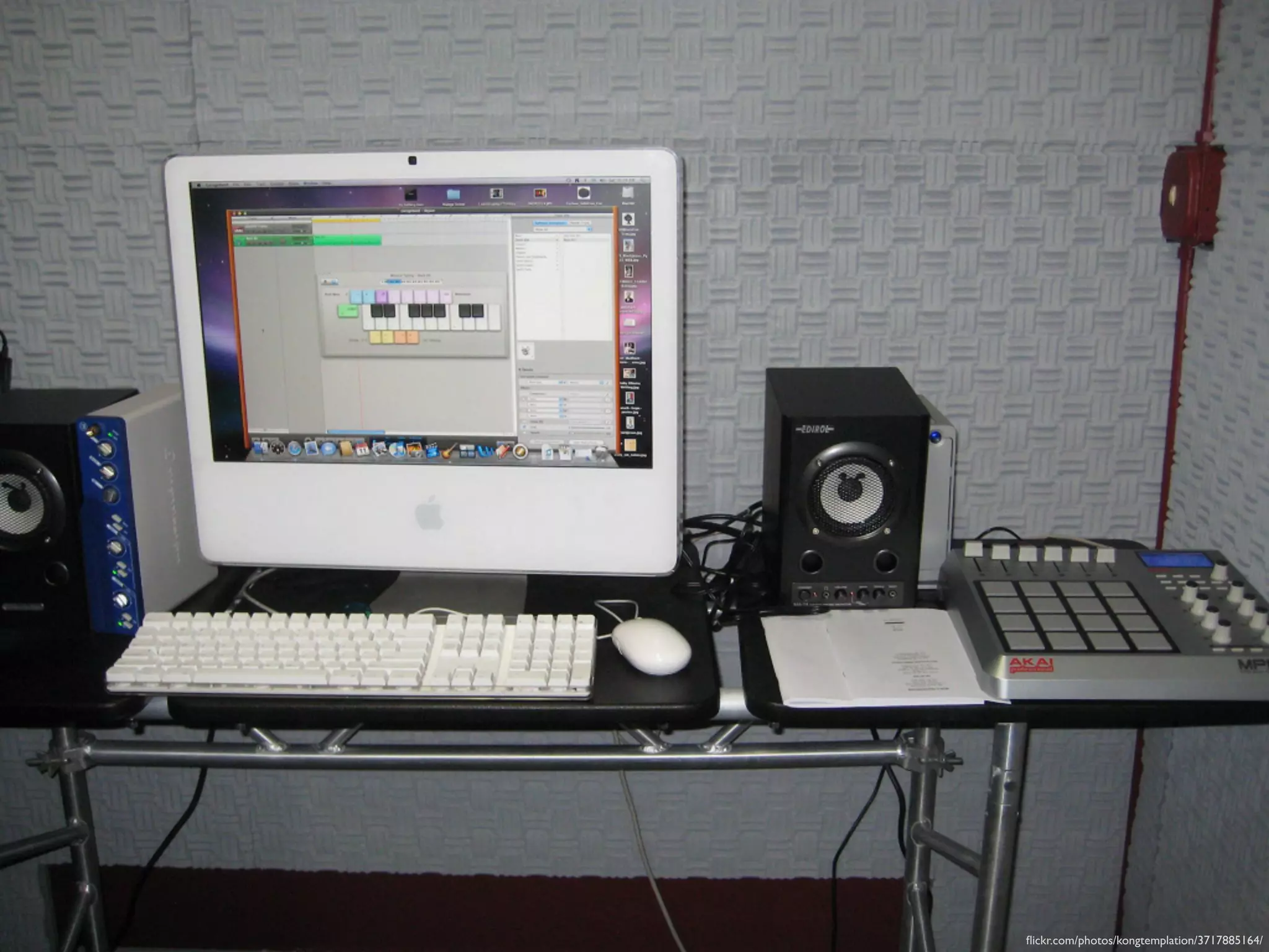 ﬂickr.com/photos/kongtemplation/3717885164/
 