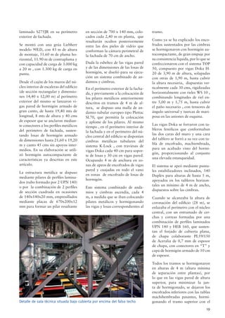 19
Detalle de sala técnica situada bajo cubierta por encima del falso techo
laminado S275JR en su perímetro
exterior de fachada.
Se montó con una grúa Liebherr
modelo 90LD, con 43 m de altura
de montaje, 51.60 m de pluma ho-
rizontal, 11.90 m de contrapluma y
con capacidad de carga de 3.000 kg
a 20 m , con 1.300 kg de carga en
punta.
Desde el cajón de los muros del nú-
cleo interior de escaleras del ediﬁcio
(de sección rectangular y dimensio-
nes 14,40 x 12,00 m) al perímetro
exterior del mismo se lanzaron vi-
gas pared de hormigón armado de
gran canto, de hasta 19,40 mts de
longitud, 8 mts de altura y 40 cms
de espesor que se anclaron median-
te conectores a los perﬁles metálicos
del perímetro de fachada, susten-
tando losas de hormigón armado
de dimensiones hasta 21,60 x 19,20
m y canto 45 cms sin apoyos inter-
medios. En su elaboración se utili-
zó hormigón autocompactante de
características ya descritas en este
artículo.
La estructura metálica se dispuso
mediante pilares de perﬁles lamina-
dos (tubo formado por 2 UPN 140)
o por la combinación de 2 perﬁles
de sección cuadrada en ocasiones
de 140x140x20 mm, empresillados
mediante placas de 670x200x12
mm para formar un pilar resultante
en sección de 700 x 140 mm, colo-
cados cada 2,40 m en planta, que
resultarán ocultos posteriormente
entre las dos pieles de vidrio que
conforman la cámara perimetral de
la fachada de 70 cm de ancho.
Dada la esbeltez de las vigas pared
y de las dimensiones de las losas de
hormigón, se diseñó para su ejecu-
ción un sistema combinado de an-
damios y cimbras.
En el perímetro exterior de la facha-
da, y previamente a la colocación de
los pilares metálicos anteriormente
descritos en tramos de 4 m de al-
tura, se dispuso una malla de an-
damio tubular europeo tipo Plettac
SL70, que permitía la colocación
y aplome de los pilares. Al mismo
tiempo , en el perímetro interior de
la fachada y en el perímetro del nú-
cleo central del ediﬁcio se disponían
cimbras metálicas tubulares del
sistema K-Lock , con traviesas de
vigas Doka cada 40 cm para sopor-
te de losas y 30 cm en vigas pared.
Ocupando 4 m de anchura en zo-
nas de apeos de encofrados de vigas
pared y cuajadas en todo el vano
en zonas de encofrado de losas de
hormigón.
Este sistema combinado de anda-
mios y cimbras ascendía, cada 4
m, a medida que se iban colocando
pilares metálicos y hormigonando
las vigas y losas correspondientes al
tramo.
Como ya se ha explicado los enco-
frados sustentados por las cimbras
se hormigonaron con hormigón au-
tocompactante, de gran empuje por
su consistencia líquida, por lo que se
confeccionaron con el sistema TOP
50, compuesto por vigas Doka H-
20 de 3,90 m de altura, solapadas
con otras de 1,90 m, hasta cubrir
la altura necesaria, dispuestas ver-
ticalmente cada 30 cms, rigidizadas
horizontalmente con rieles WS 10 ,
combinando longitudes de riel en-
tre 5,00 m y 1,75 m, hasta cubrir
el paño necesario , con tensores de
ángulo universal y tuercas de mari-
posa en las uniones de esquina.
Las vigas Doka se forraron con ta-
bleros fenólicos que conformaban
las dos caras del muro y una cara
del tablero se forró a su vez con ta-
bla de encofrado, machiembrada,
para un acabado visto del hormi-
gón, proporcionando al conjunto
una elevada estanqueidad.
El sistema se apeó mediante punta-
les estabilizadores inclinados, 540
Duplex para alturas de hasta 5 m,
apoyados en los tableros horizon-
tales un mínimo de 4 m de ancho,
dispuestos sobre las cimbras.
Cuando se alcanzaba la altura de
coronación del ediﬁcio (28 m), se
enlazaba el perímetro con el núcleo
central, con un entramado de cer-
chas y correas formadas por una
combinación de perﬁles laminados
UPN 140 y HEB 160, que susten-
tan el forjado de cubierta plana,
de chapa colaborante PL59/150
de Aceralia de 0,7 mm de espesor
de chapa, con conectores en “T” y
capa de hormigón armado de 10 cm
de espesor.
Todos los tramos se hormigonaron
en alturas de 4 m (altura mínima
de separación entre plantas), por
lo que en las vigas pared de altura
superior, para minimizar la jun-
ta de hormigonado, se dejaron los
encofrados inferiores con las tablas
machihembradas pasantes, hormi-
gonando el tramo superior con el
 