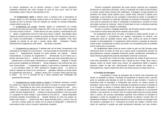 do produto, temperatura, tipo de alimento, tamanho e forma. Produtos tipicamente                     Produtos congelados rapidamente são quase sempre superiores aos congelados
congelados lentamente são meias carcaças de carne de vaca, porco, carne de aves                lentamente e a razão está na dimensão, número e localização dos cristais de gelo formados
encaixotadas, peixes, frutas em caixas grandes e ovos.                                         no produto quando fluidos celulares são solidificados. A passagem da água presente nos
                                                                                               alimentos num estado líquido aleatório para o estado sólido ordenado é definida como
       Congelamento rápido é definido como o processo onde a temperatura do                   cristalização, a qual consiste de uma nucleação e crescimento de cristais. A nucleação é a
alimento chega a 0-(-3)oC formando cristais de gelo em 30 minutos ou menos, com rápida         combinação de moléculas em partículas ordenadas de dimensão microscópicas, servindo
remoção de calor do alimento. Pode ser realizado por imersão, em solução refrigerantes,        como local de crescimento do cristal. A cristalização é simplesmente o aumento do núcleo
contato indireto ou jato de ar.                                                                pela adição ordenada de moléculas. Taxas de transmissão de calor e temperatura aplicada
      Congelamento por imersão: Soluções usadas no congelamento por imersão                   controlam o processo de nucleação e cristalização.
geralmente são salmouras que podem chegar até -25oC. Uma vez que o líquido refrigerante              Quando um produto é congelado lentamente, são formados grandes cristais de gelo,
é um bom condutor e está em       contato térmico com todo o produto, a transmissão de calor   o que resulta em danos sérios para tecido causando ruptura celular.
é    rápida, o congelamento ocorre em muito pouco tempo. A grande desvantagem desse                 No congelamento lento ocorre, em geral, a formação de cristais grandes de gelo, no
método de imersão é que sucos celulares do produto tendem a ser extraídos por osmose, o        interior das células e principalmente nos espaços intercelulares do alimento, com
que resulta em contaminação e enfraquecimento da solução congelada. Pode haver                 conseqüente perda de qualidade (textura, sabor, valor nutritivo) por perda de material
migração da solução de sal para o produto dando efeito                indesejável. Produtos    exudado no descongelamento. O congelamento rápido favorece a produção de pequenos
freqüentemente congelados por este método       são peixes e camarões.                         cristais de gelo, principalmente no interior das células, com conseqüente ganho de qualidade
                                                                                               final do produto para o consumidor.
       Congelamento por jatos de ar: É realizado pelo uso de baixas temperaturas e alta              No congelamento rápido produz-se menos cristais de gelo que são formados quase
velocidade de circulação de ar para produzir uma taxa elevada de transmissão de calor ao       inteiramente dentro da célula, de modo que a ruptura celular é grandemente reduzida. No
produto. É       freqüentemente realizada em túneis isolados, com esteiras          rolantes   descongelamento, produtos congelados lentamente perdem consideráveis quantidades de
transportadoras. O processo de congelamento é      dimensionado de tal maneira que o           líquido através de gotejamento piorando propriedades nutricionais e sensoriais.
período decorrente entre a   entrada no túnel e saída pela outra extremidade deve ser                        De acordo com a teoria do cristal, crescimento dos cristais de gelo ocorre em
    suficiente para o produto atingir a temperatura de congelamento    desejada. É indicado    muito maior intensidade no congelamento lento. Células de carne, frango, peixe, frutas e
para produtos congelados de dimensões e        formas irregulares e não uniformes tais como    vegetais contem um líquido celular muito viscoso. Se congelamento rápido é realizado,
aves. Existe também  o congelamento criogênico o qual envolve a exposição do produto           pequenos cristais de gelo são uniformemente formados através das células e no
   a uma atmosfera abaixo de -60oC utilizando-se nitrogênio líquido    ou dióxido de           descongelamento, a água á reabsorvida dentro dos tecidos quando os cristais fundem-se.
carbono, realizado em túneis ou em carrinhos em      gabinetes. Oferecem um tempo rápido
de congelamento onde para os vegetais o tempo é de 1-6 minutos. Reduz perda de peso                 d) Condição de estocagem:
a menos     de 1% e a exclusão de O2 e danos causados pela cristalização são                                A temperatura e tempo de estocagem são os fatores mais importantes que
    aparentemente menores.                                                                     influem na qualidade do produto. Flutuações de temperatura na câmara levam a sensível
                                                                                               perda de qualidade pela alteração do perfil de cristais de gelo formados. A escolha da
       Congelamento por contato indireto ou placas: É conseguido colocando o produto          temperatura ideal de estocagem é fundamental para permitir um máximo período de
em contato com chapas de metal através das quais é circulado um líquido refrigerante (-        estocagem, reduzir custos e minimizar as alterações de qualidade do produto. Condições do
35oC) e a    transmissão de calor ocorre principalmente por condução de modo     que a         ar de circulação na câmara e umidade relativa devem ser rigorosamente controlados. A
eficiência do congelamento depende na maior parte da           quantidade da superfície de     câmara será mantida a temperatura estipulada por meio de circulação de ar e previamente
contato. Útil para congelamento de     produtos em pequena quantidade e o tipo mais usado      resfriada, o qual deverá ter um máximo valor de umidade relativa para que quando lançada
é o congelador de chapa múltipla, o qual consiste de uma série de   chapas refrigeradas        sobre o produto, não provoque desidratação superficial. Para melhorar as condições de
horizontais paralelas movimentadas por     pressão hidráulica de modo que possam ser           estocagem e custos da circulação de ar e manutenção da câmara o produto deve ser
abertas para receber o       produto entre elas e depois fechadas sobre o produto. Uma vez     devidamente embalado e uniformemente distribuído ao longo da câmara de estocagem para
    que todo o produto esteja em contato com as chapas de refrigeração, o coeficiente de       não bloquear a passagem de ar. Temperatura do produto que chegam a câmara nunca
transmissão de calor é alto e o produto é rapidamente congelado.                               devem ser superiores a aquelas que estão devidamente estocadas, pois caso contrário,
 