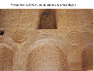Medallones o clípeos, en las enjutas de arcos ciegos
 