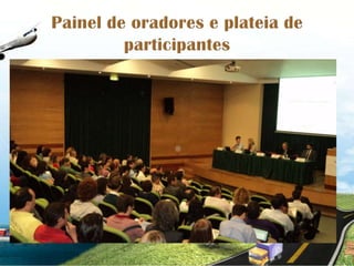 Painel de oradores e plateia de participantes