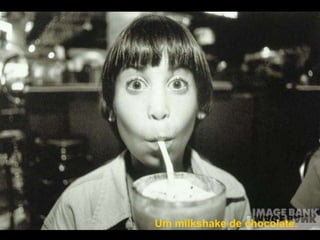 Um milkshake de chocolate.
 