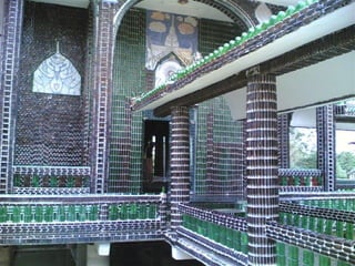 Tempio di bottiglie  vetro
